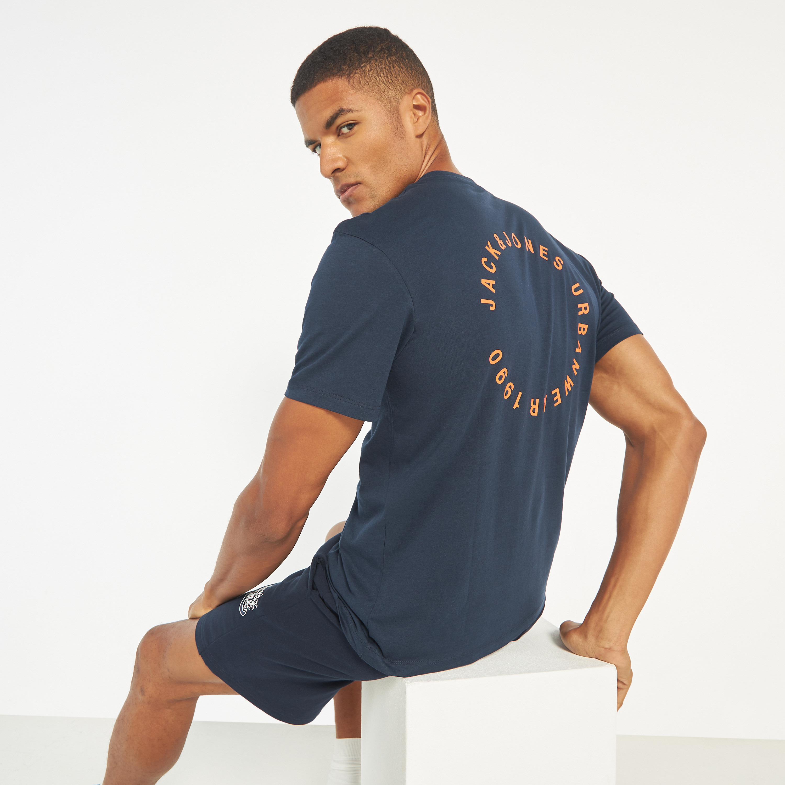 تي شيرت من جاك آند جونز مع شعار بأكمام قصيرة و ياقة مستديرة -men-clothing-tshirtsandpolos-tshirts-image-7