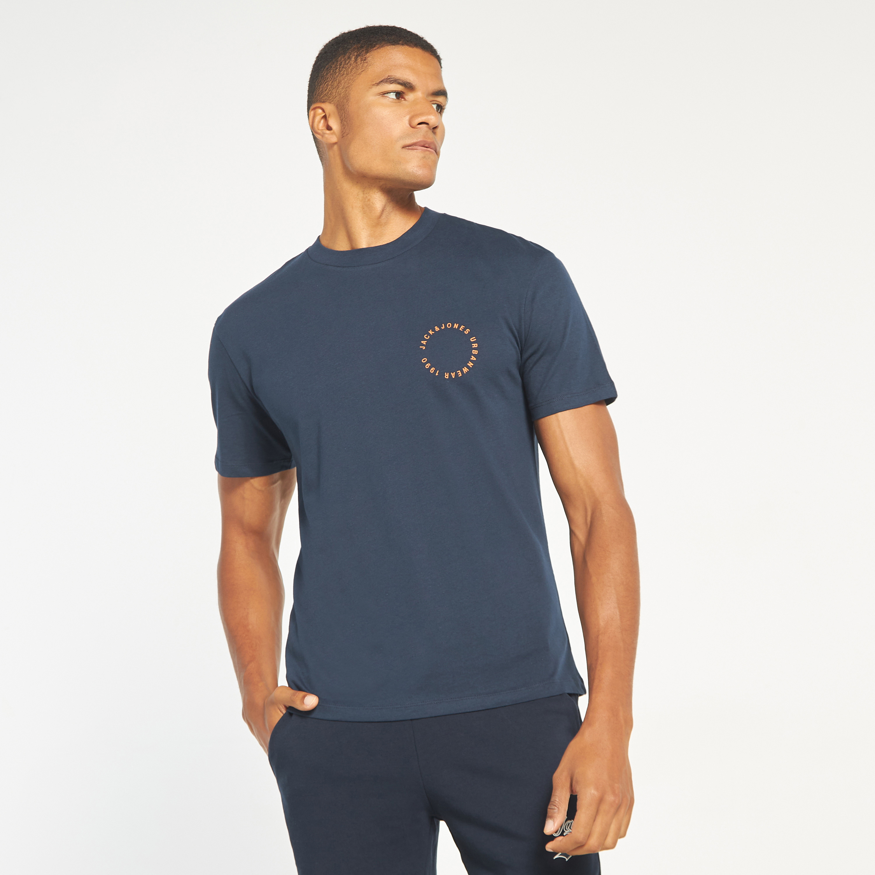 تي شيرت من جاك آند جونز مع شعار بأكمام قصيرة و ياقة مستديرة -men-clothing-tshirtsandpolos-tshirts-image-9
