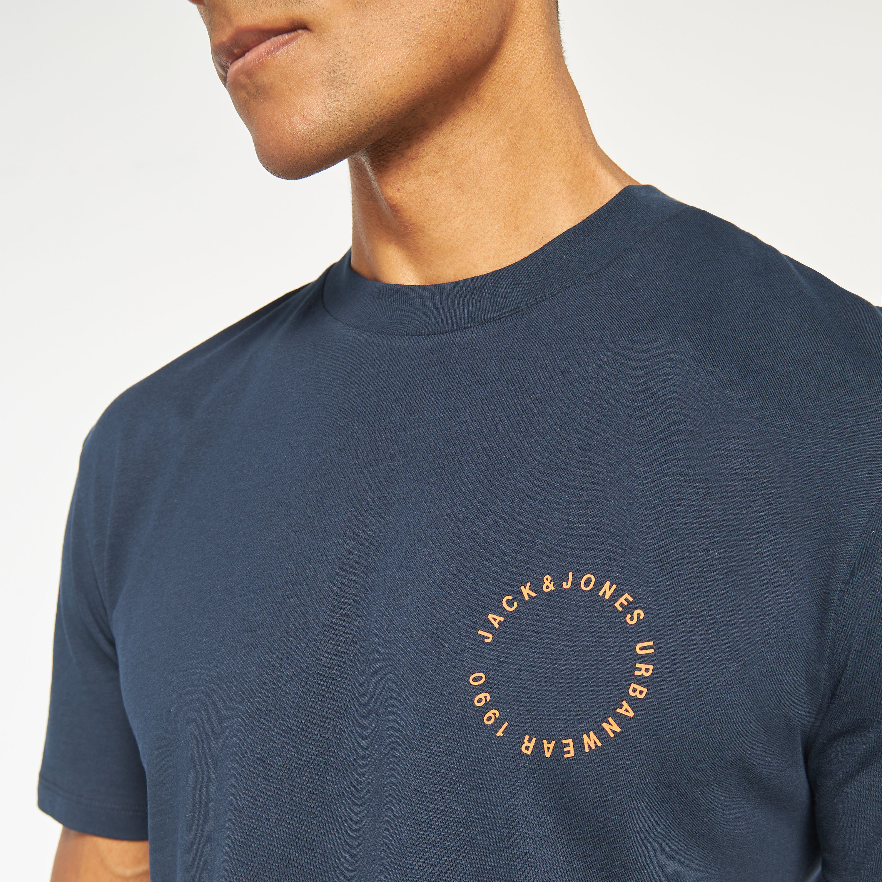 تي شيرت من جاك آند جونز مع شعار بأكمام قصيرة و ياقة مستديرة -men-clothing-tshirtsandpolos-tshirts-image-10