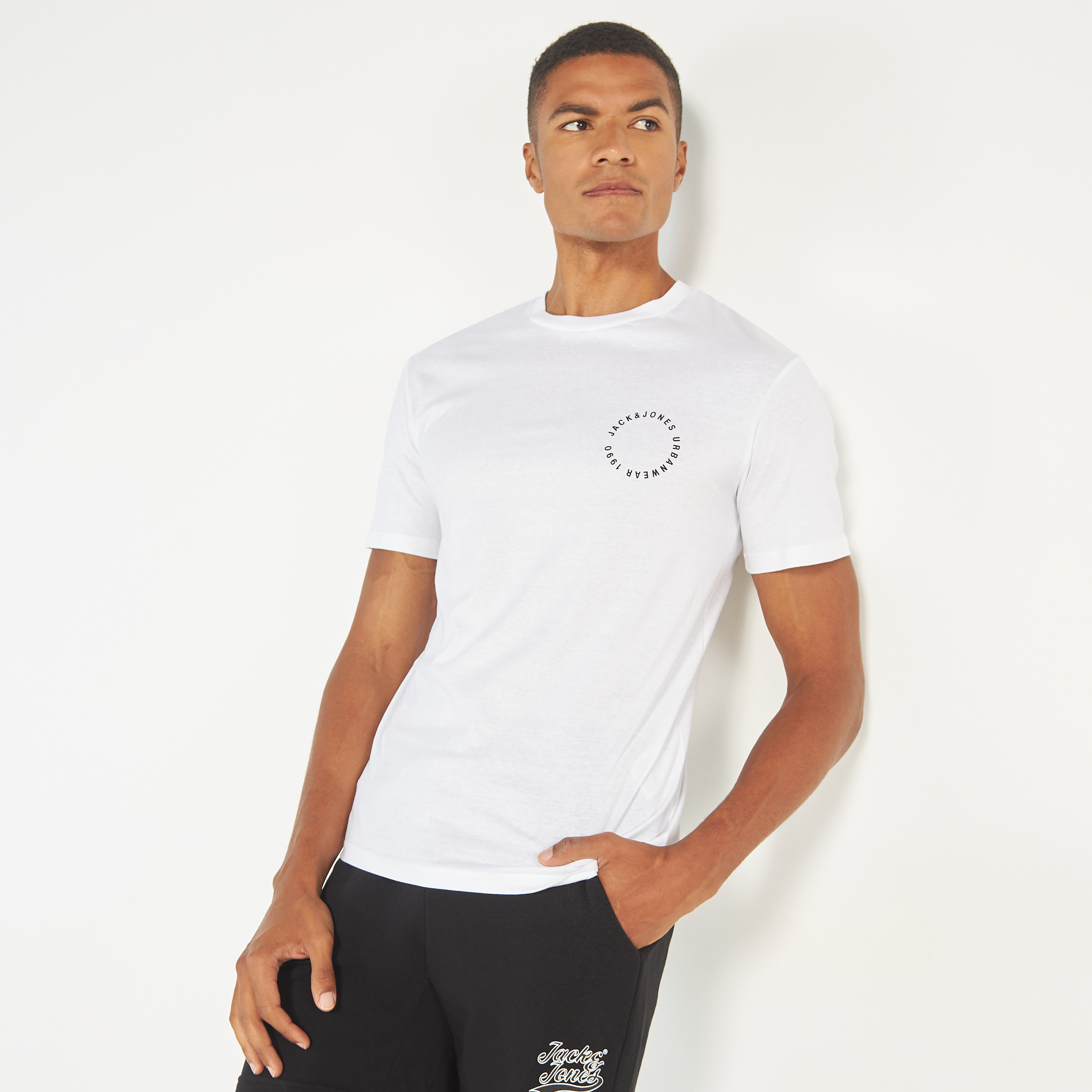 تي شيرت من جاك آند جونز مع شعار بأكمام قصيرة و ياقة مستديرة -men-clothing-tshirtsandpolos-tshirts-image-11