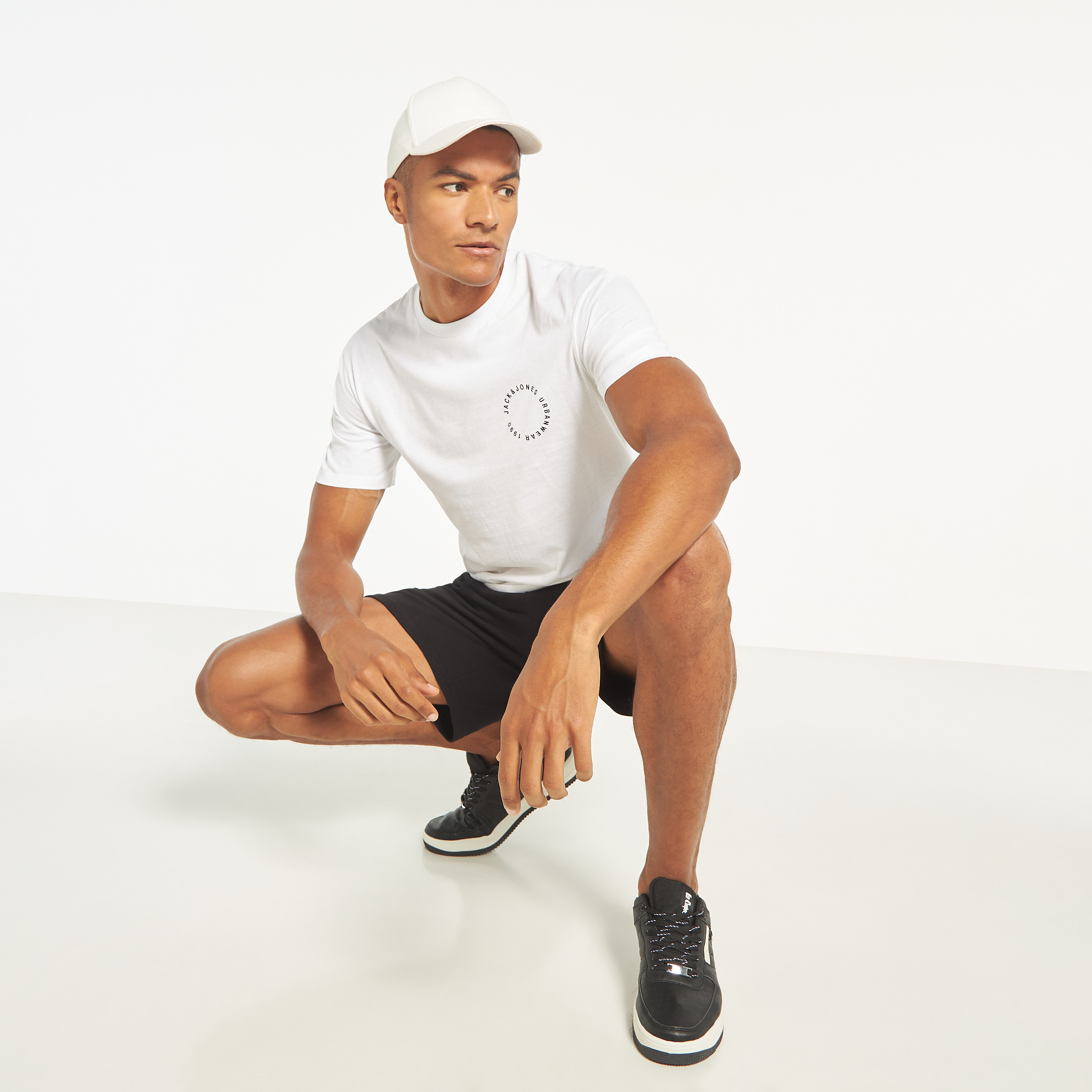 تي شيرت من جاك آند جونز مع شعار بأكمام قصيرة و ياقة مستديرة -men-clothing-tshirtsandpolos-tshirts-image-12