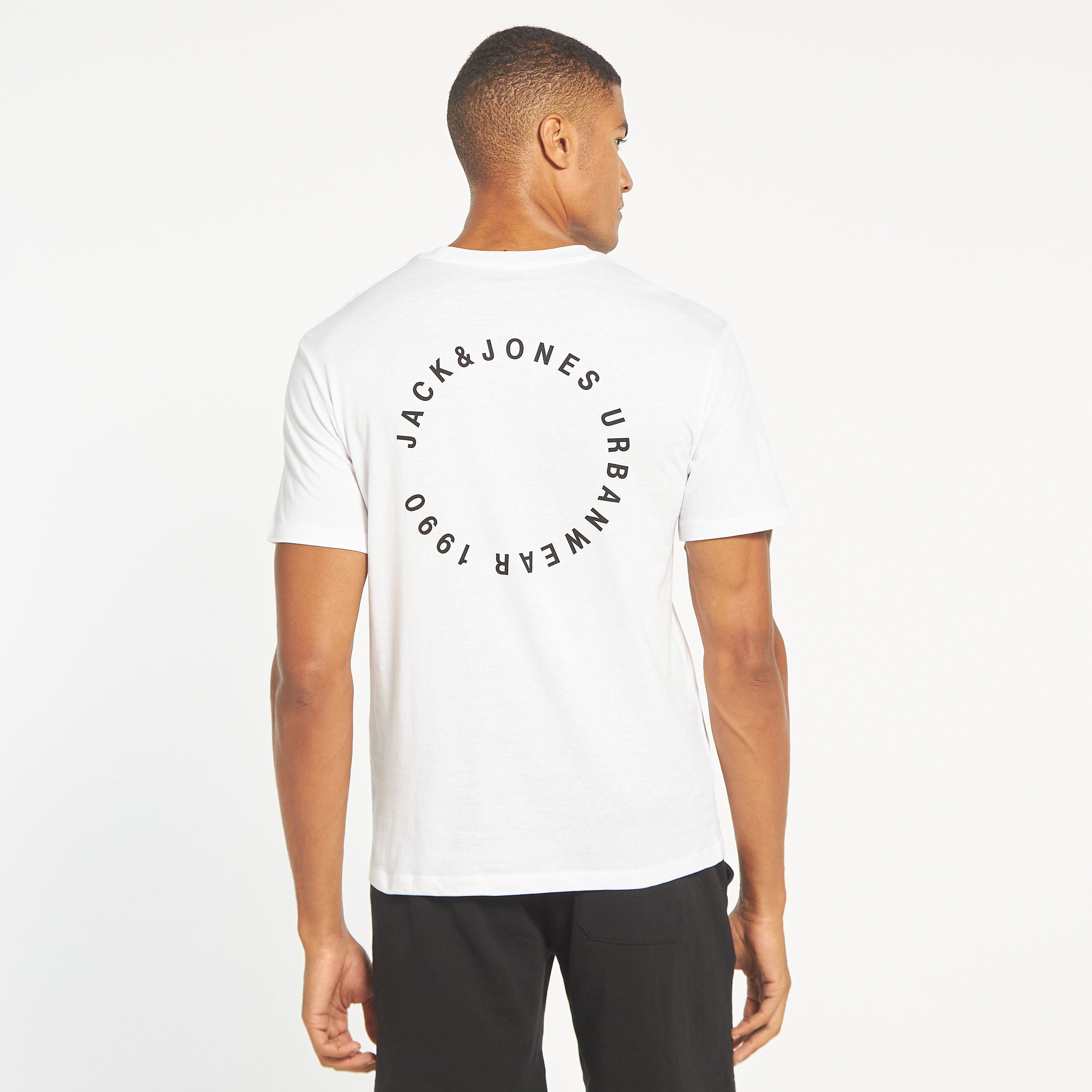 تي شيرت من جاك آند جونز مع شعار بأكمام قصيرة و ياقة مستديرة -men-clothing-tshirtsandpolos-tshirts-image-13