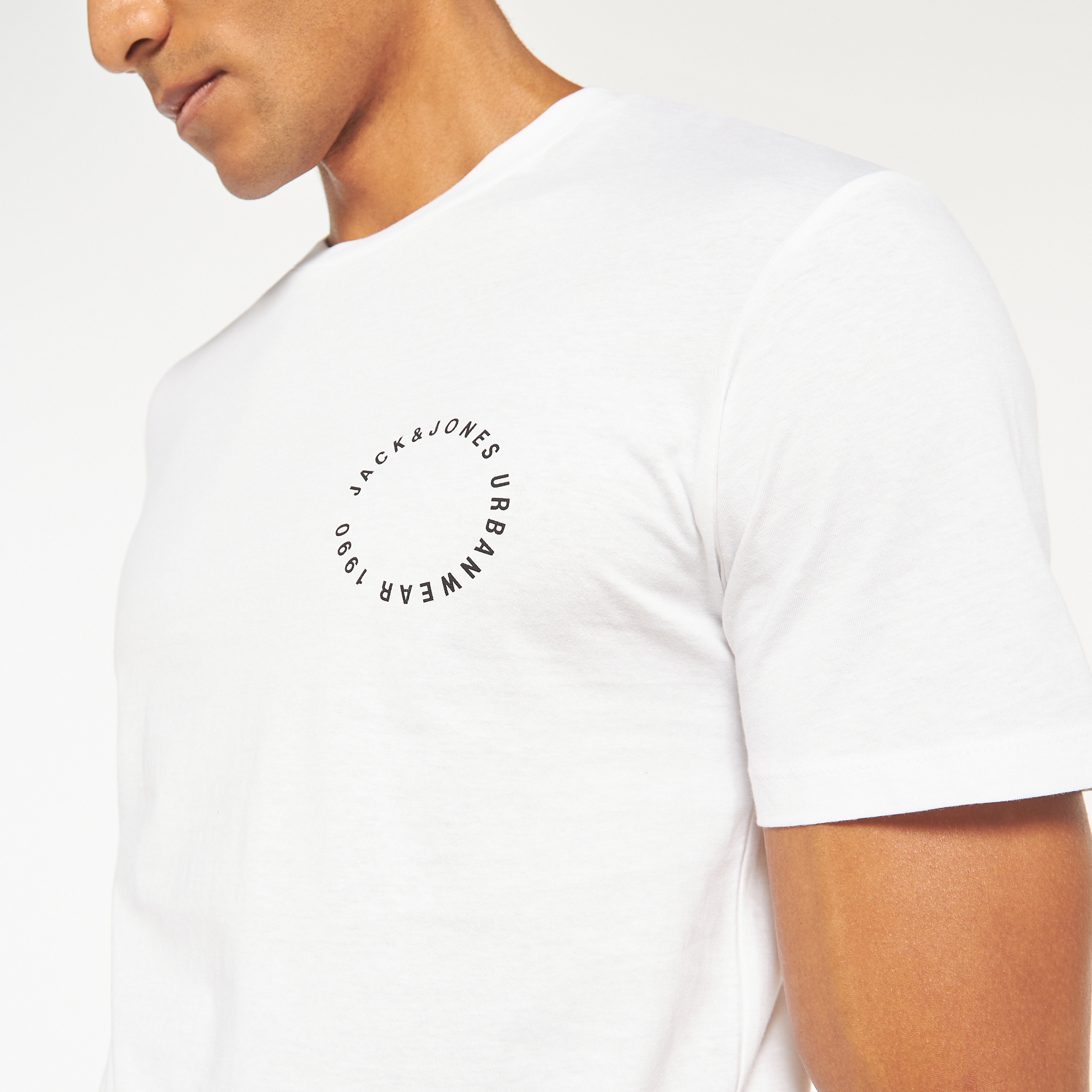 تي شيرت من جاك آند جونز مع شعار بأكمام قصيرة و ياقة مستديرة -men-clothing-tshirtsandpolos-tshirts-image-14