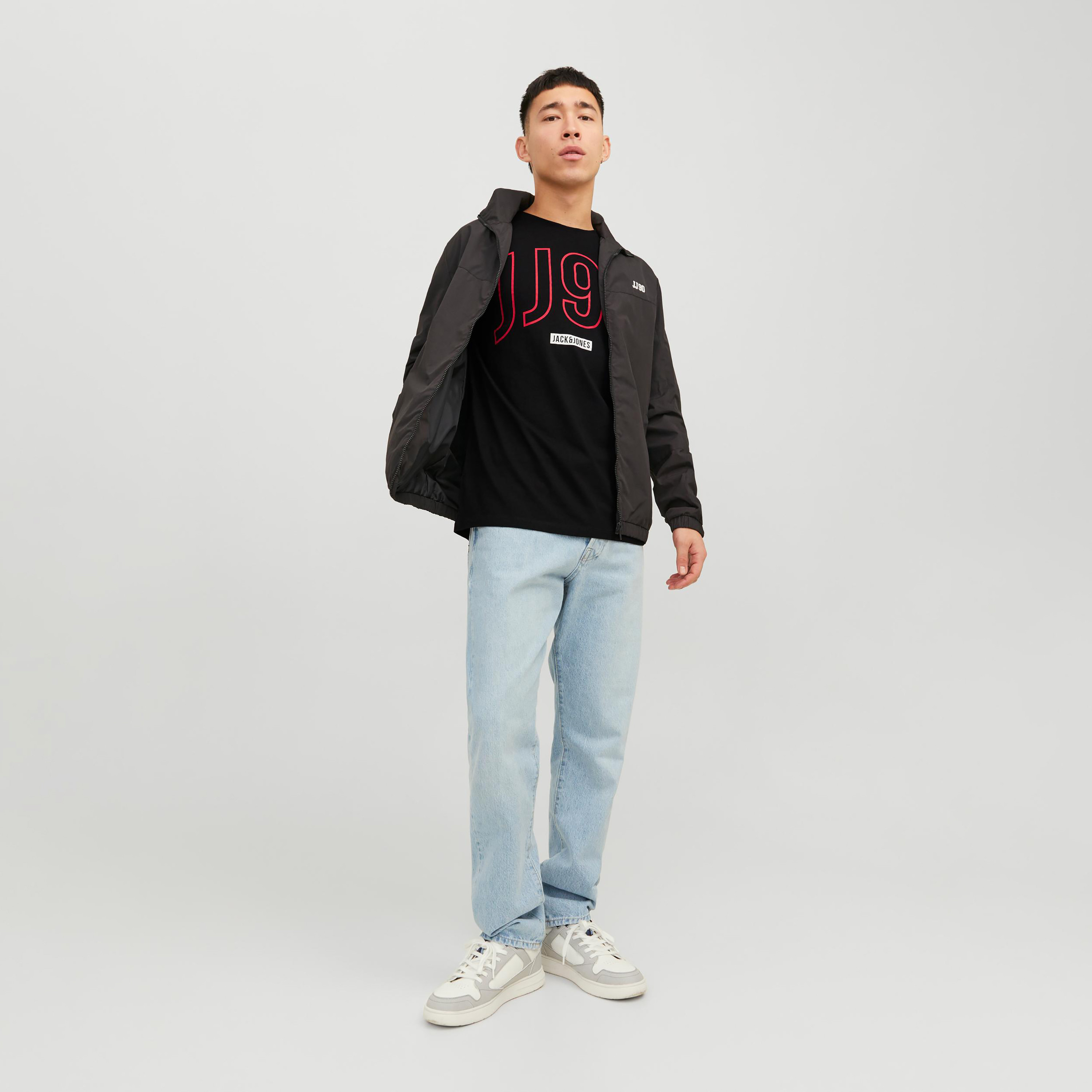 تي شيرت من جاك آند جونز مطبوع بأكمام قصيرة و ياقة مستديرة-men-clothing-tshirtsandpolos-tshirts-image-2