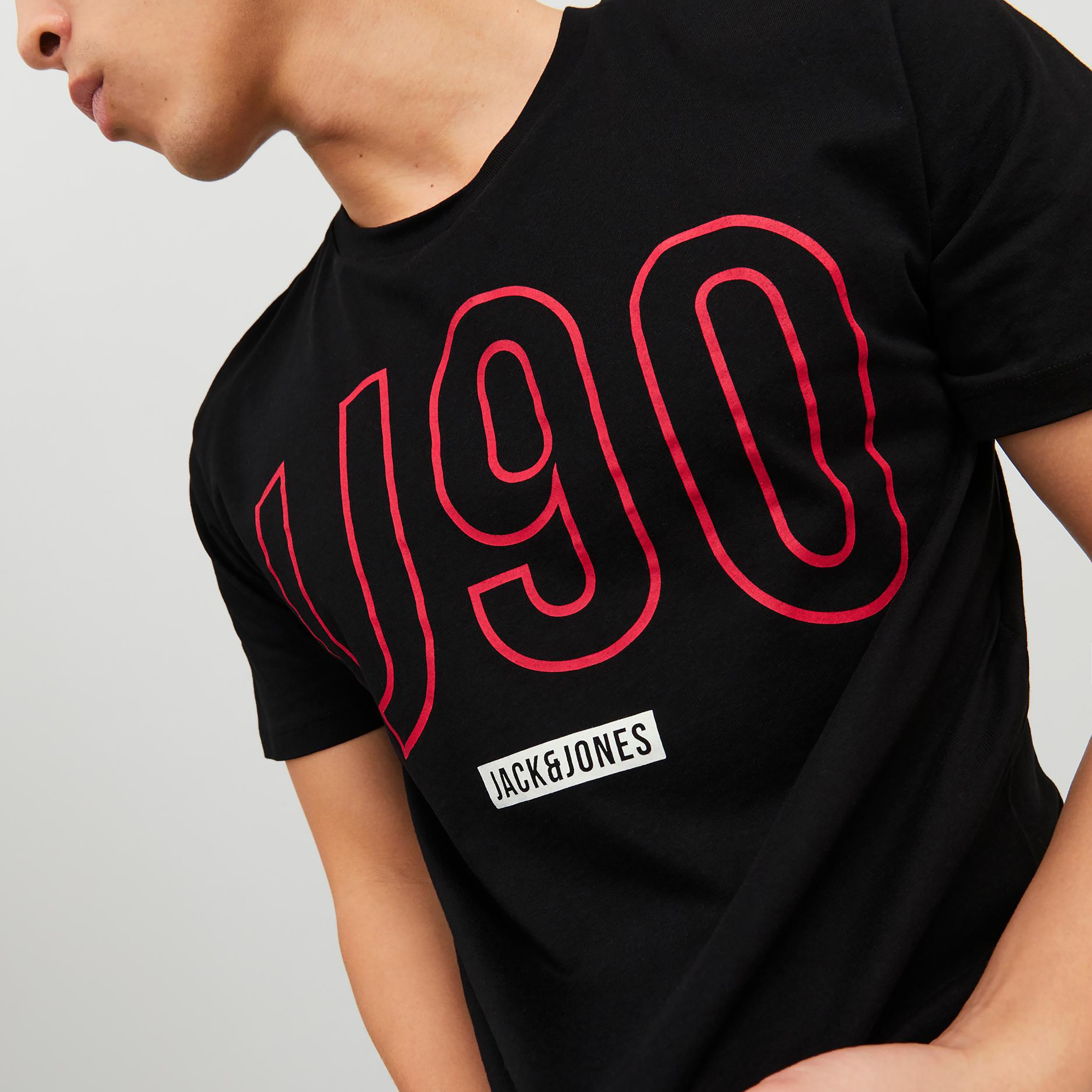 تي شيرت من جاك آند جونز مطبوع بأكمام قصيرة و ياقة مستديرة-men-clothing-tshirtsandpolos-tshirts-image-3