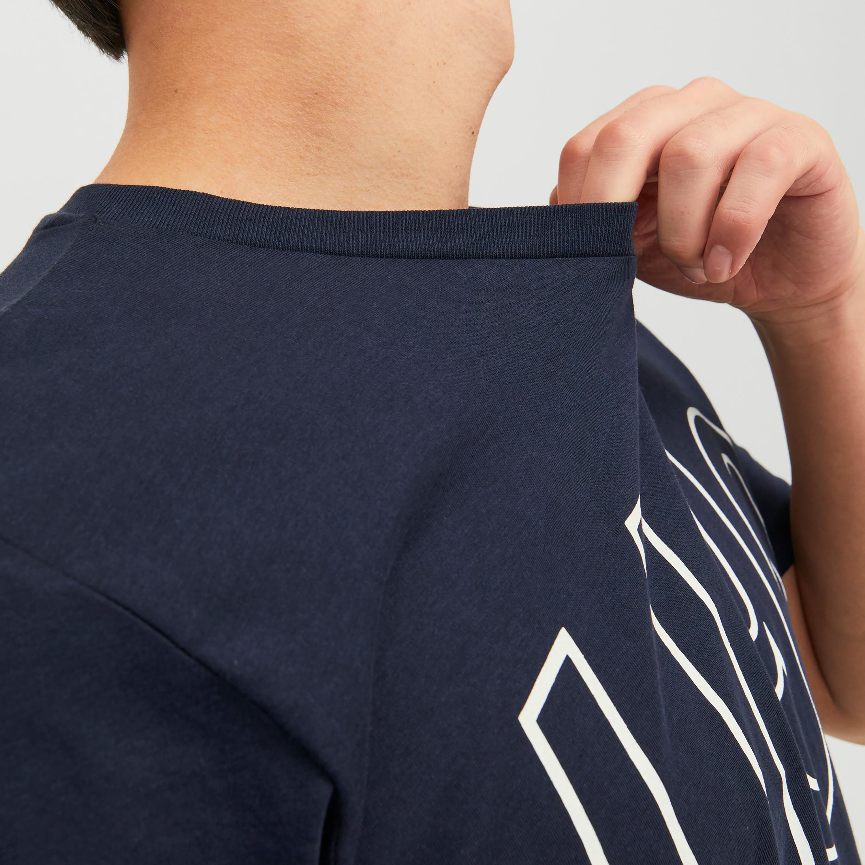 تي شيرت من جاك آند جونز مطبوع بأكمام قصيرة و ياقة مستديرة-men-clothing-tshirtsandpolos-tshirts-image-7