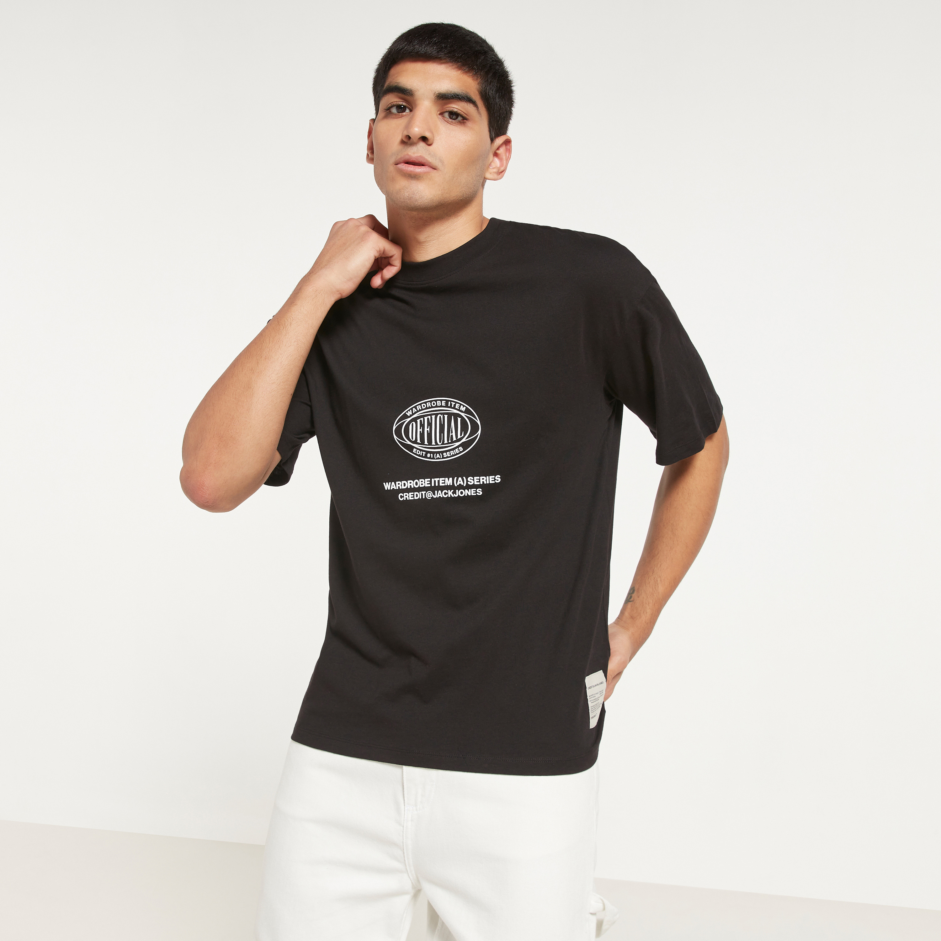 تي شيرت من جاك آند جونز مطبوع بأكمام قصيرة و ياقة مستديرة-men-clothing-tshirtsandpolos-tshirts-image-1