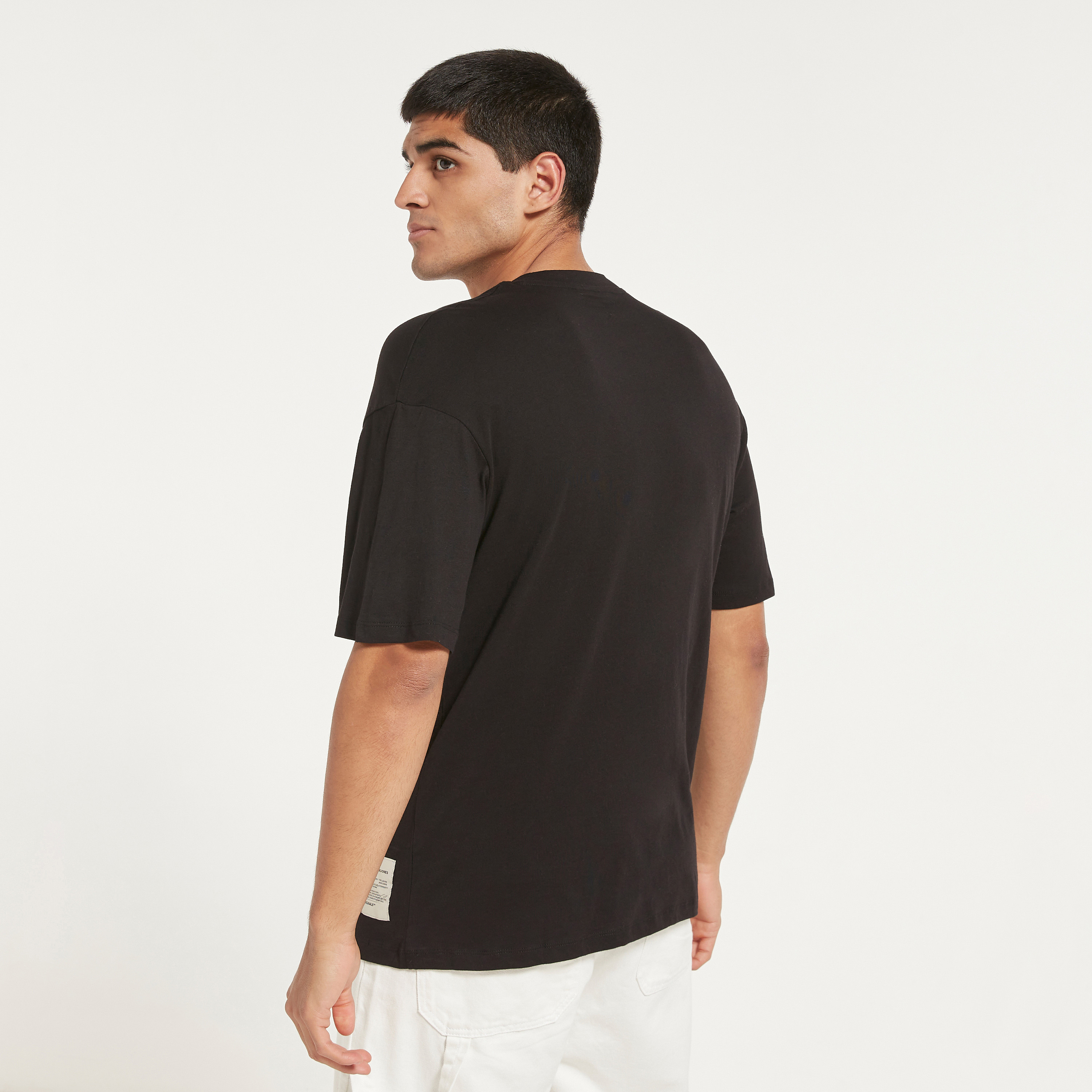 تي شيرت من جاك آند جونز مطبوع بأكمام قصيرة و ياقة مستديرة-men-clothing-tshirtsandpolos-tshirts-image-3