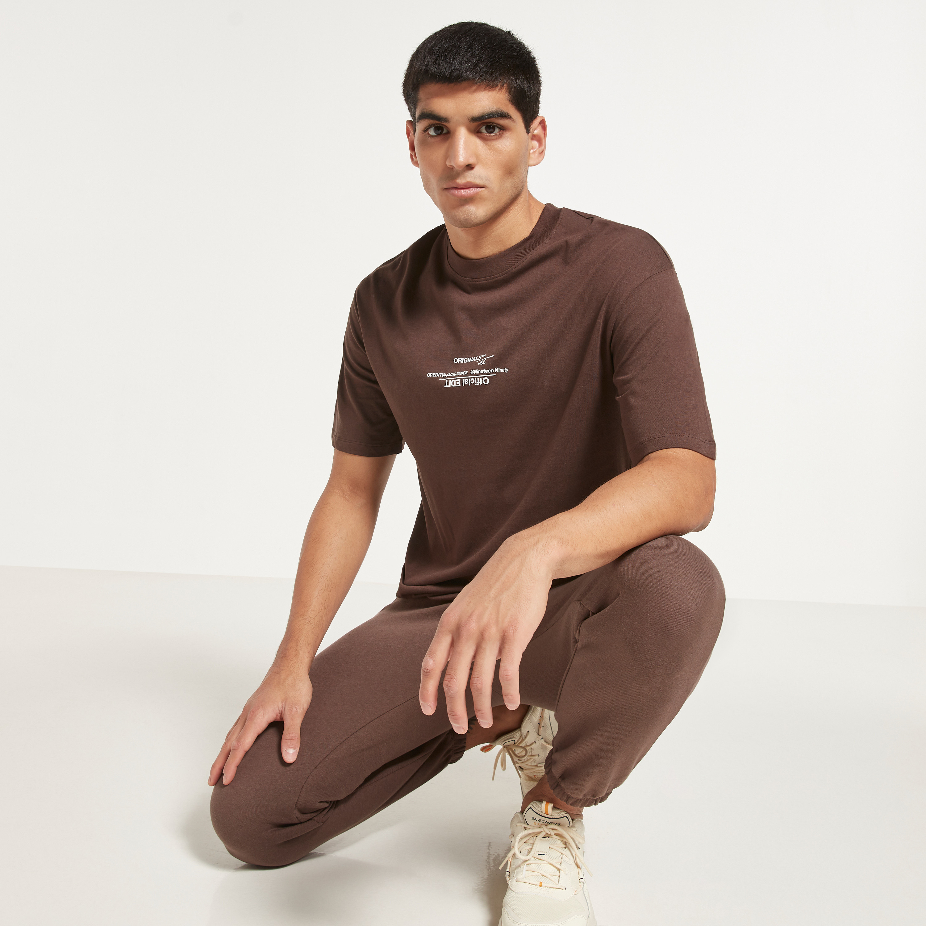 تي شيرت من جاك آند جونز مطبوع بأكمام قصيرة و ياقة مستديرة-men-clothing-tshirtsandpolos-tshirts-image-5