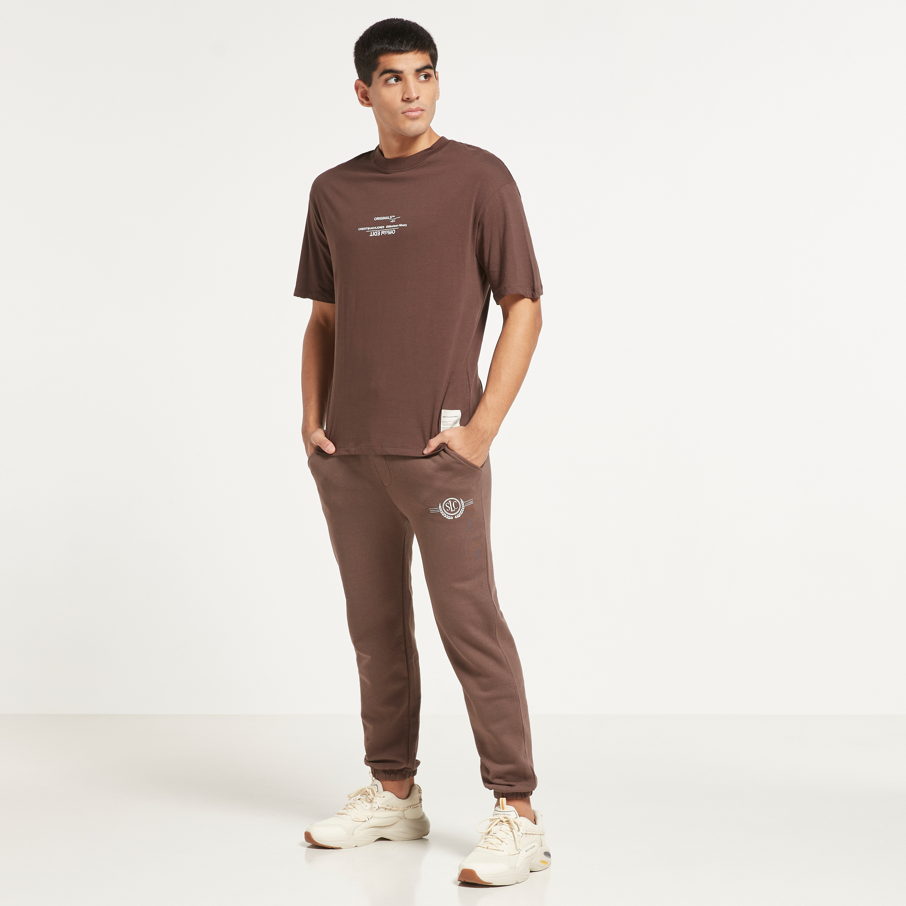 تي شيرت من جاك آند جونز مطبوع بأكمام قصيرة و ياقة مستديرة-men-clothing-tshirtsandpolos-tshirts-image-6