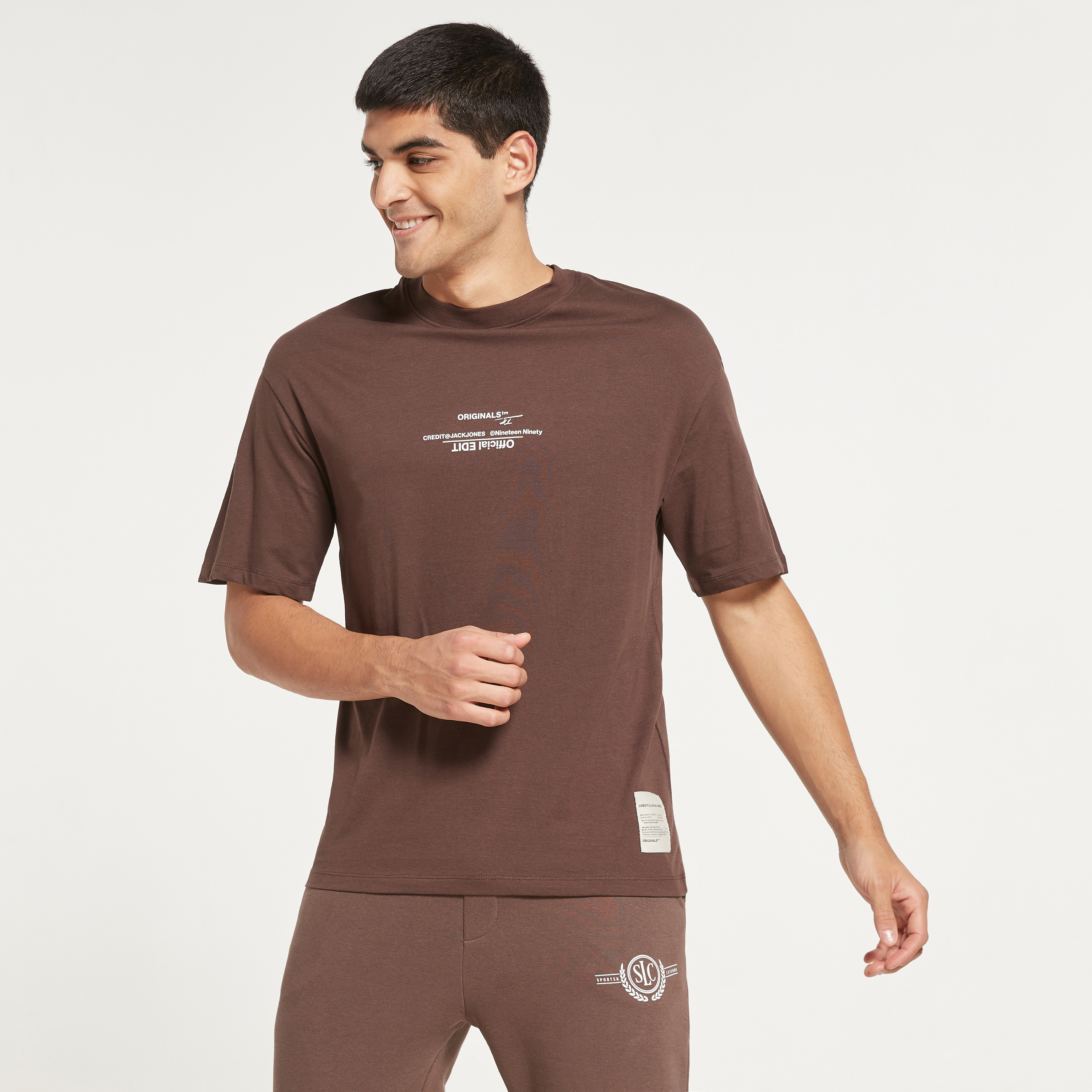 تي شيرت من جاك آند جونز مطبوع بأكمام قصيرة و ياقة مستديرة-men-clothing-tshirtsandpolos-tshirts-image-7