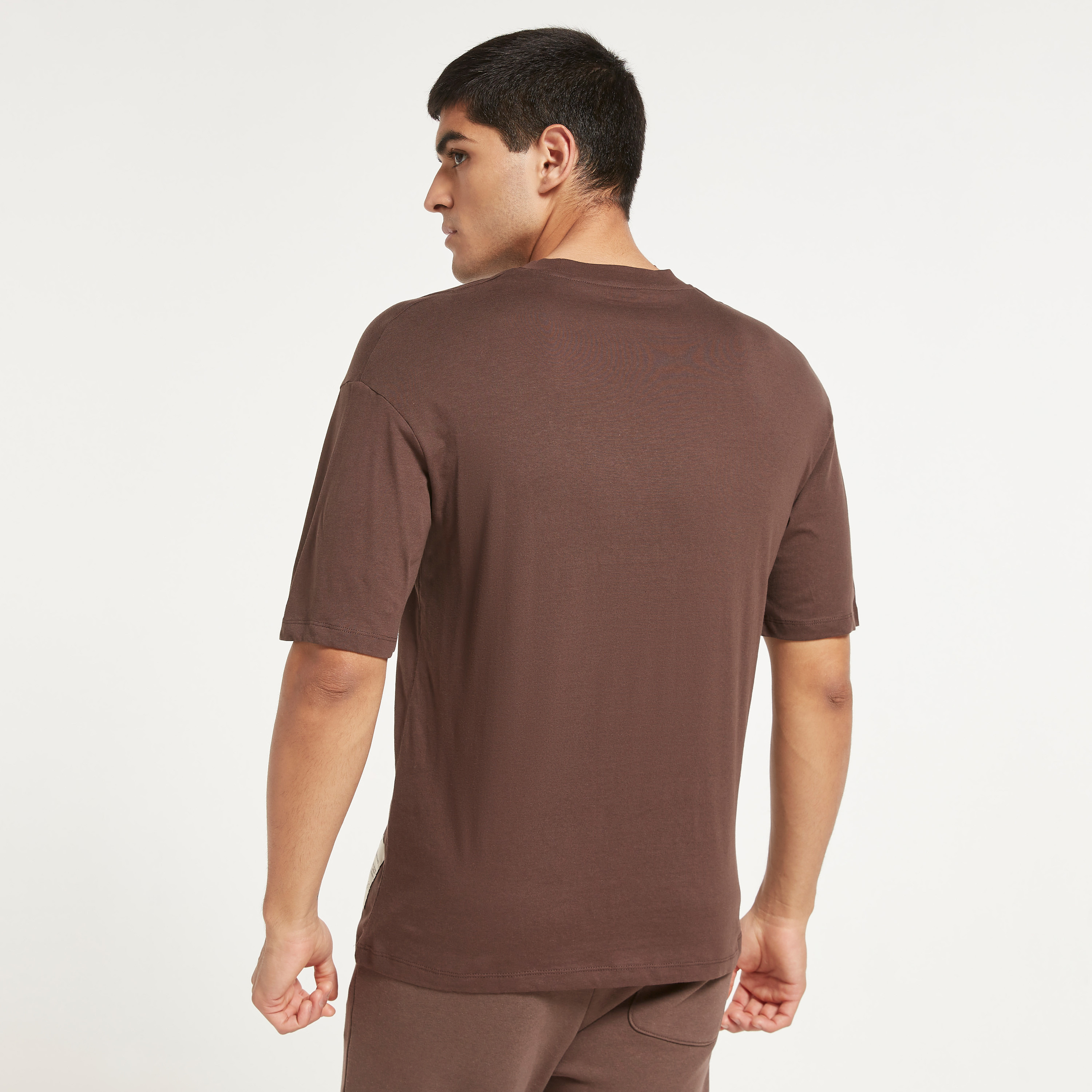 تي شيرت من جاك آند جونز مطبوع بأكمام قصيرة و ياقة مستديرة-men-clothing-tshirtsandpolos-tshirts-image-8