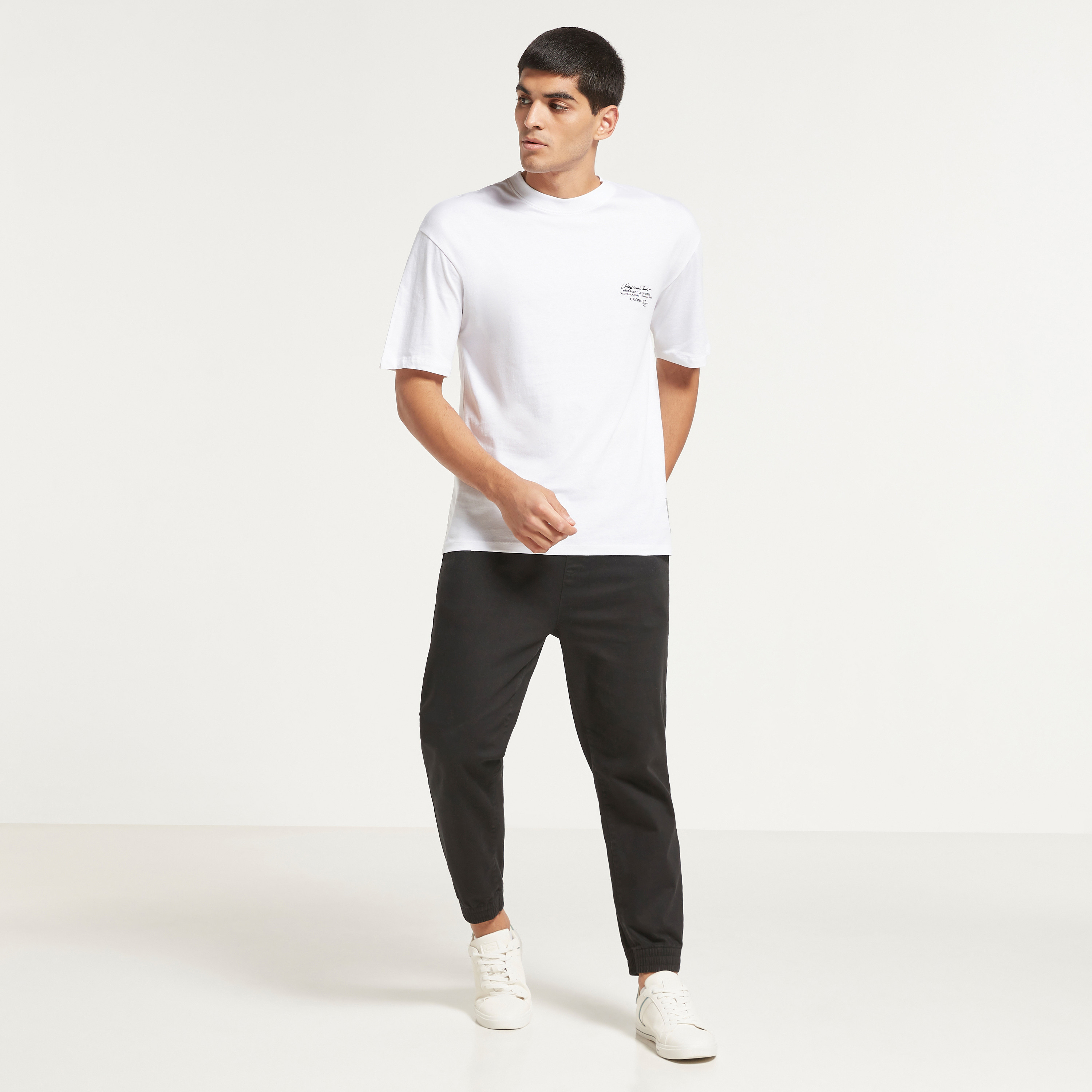 تي شيرت من جاك آند جونز مطبوع بأكمام قصيرة و ياقة مستديرة-men-clothing-tshirtsandpolos-tshirts-image-11