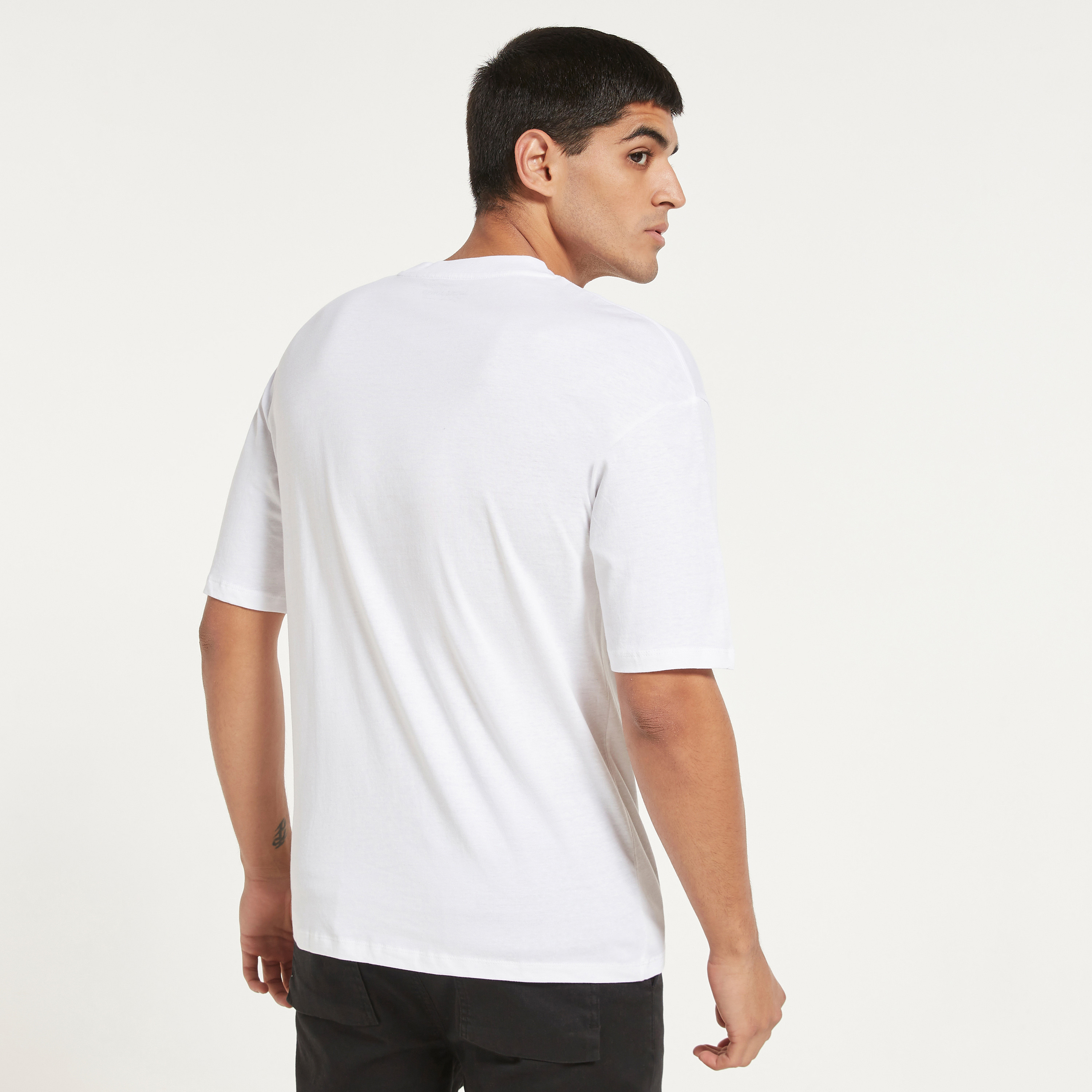 تي شيرت من جاك آند جونز مطبوع بأكمام قصيرة و ياقة مستديرة-men-clothing-tshirtsandpolos-tshirts-image-12