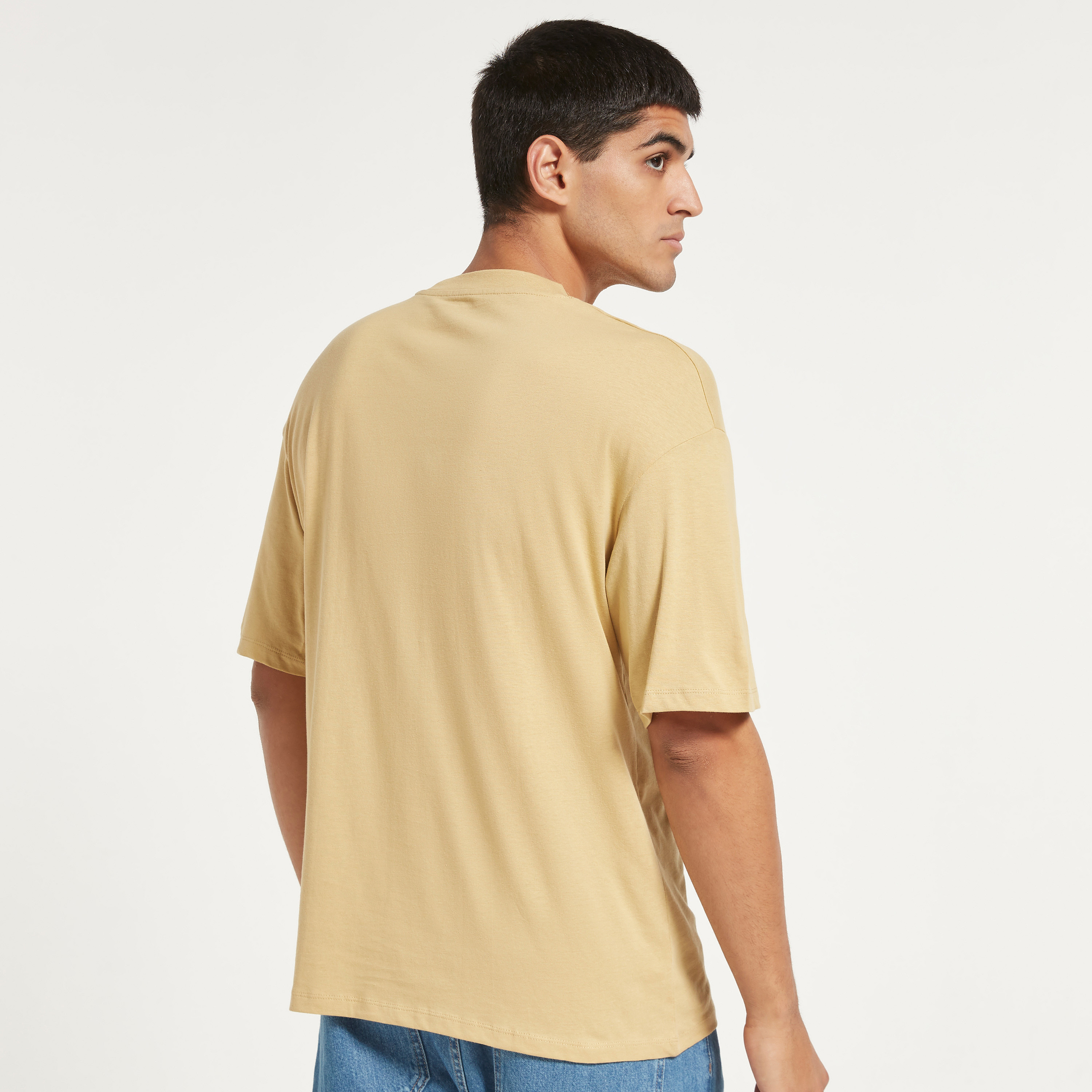 تي شيرت من جاك آند جونز مطبوع بأكمام قصيرة و ياقة مستديرة-men-clothing-tshirtsandpolos-tshirts-image-16