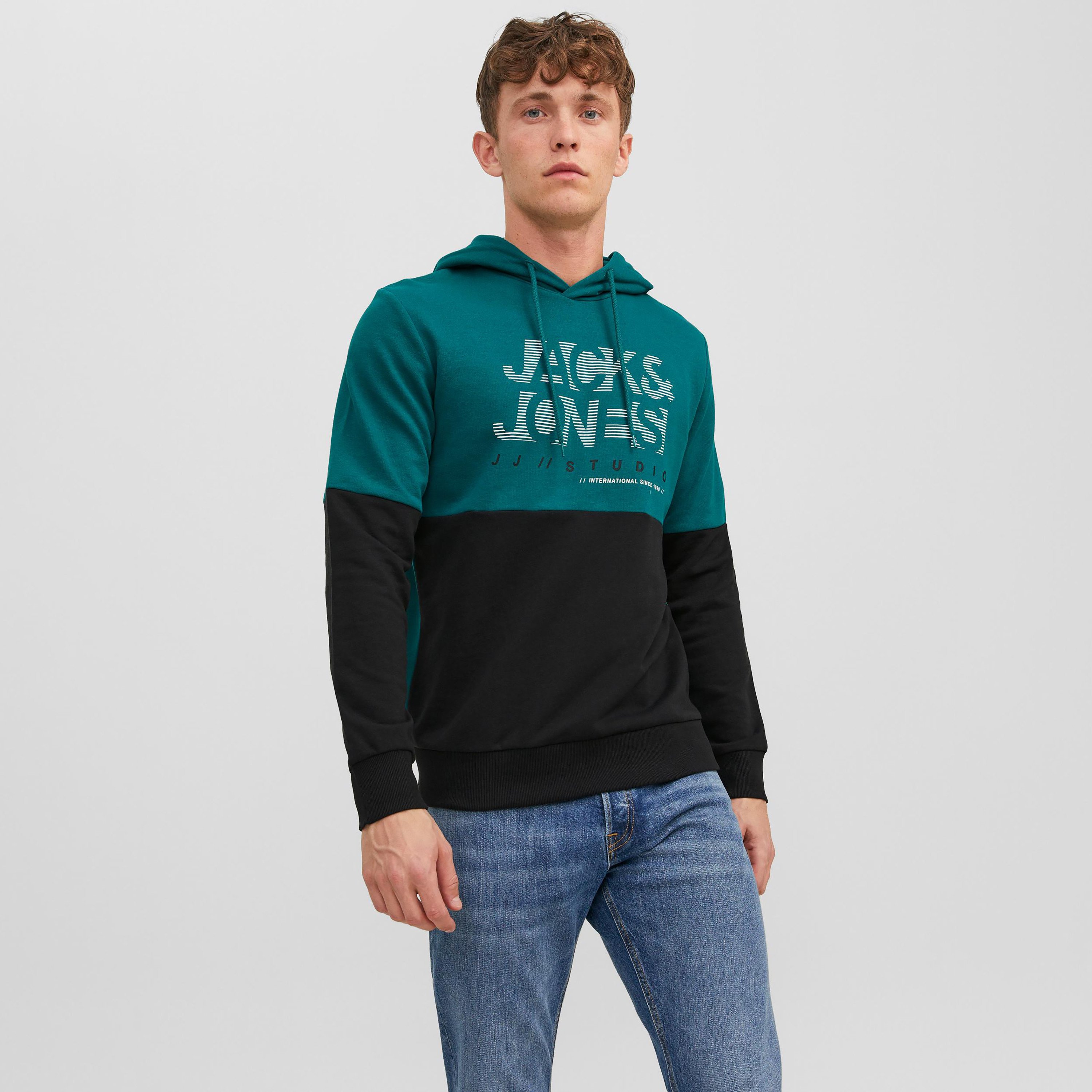 هودي من جاك آند جونز بأكمام طويلة ومزينة بطبعات-men-winterwear-hoodiesandsweatshirts-image-1