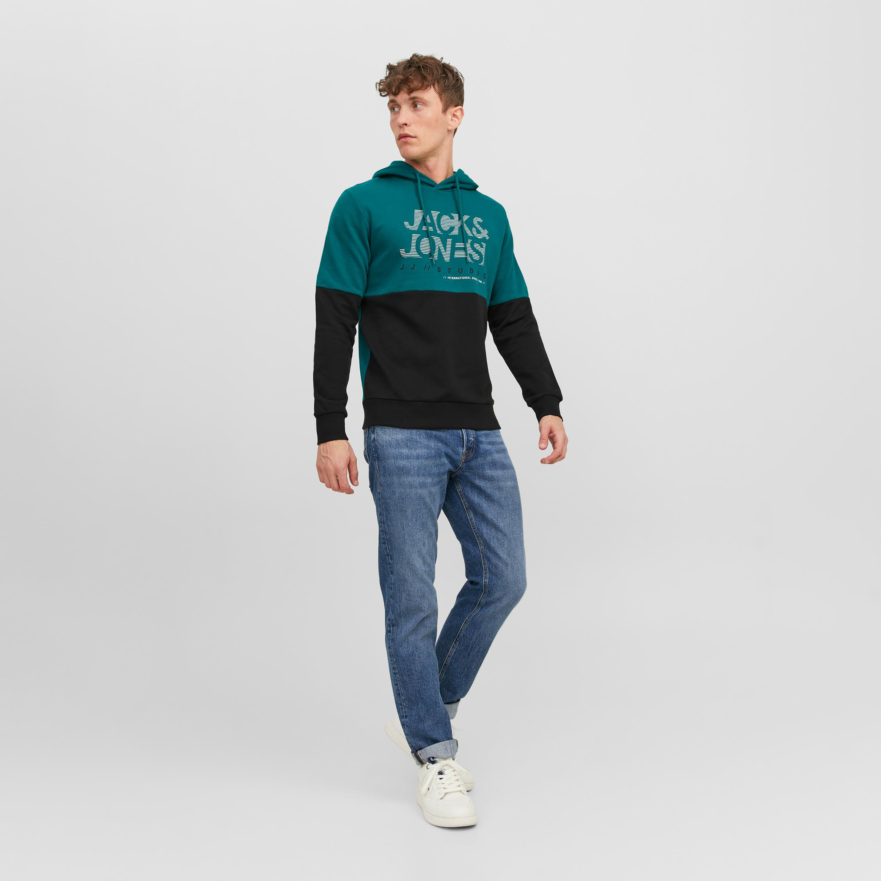 هودي من جاك آند جونز بأكمام طويلة ومزينة بطبعات-men-winterwear-hoodiesandsweatshirts-image-2