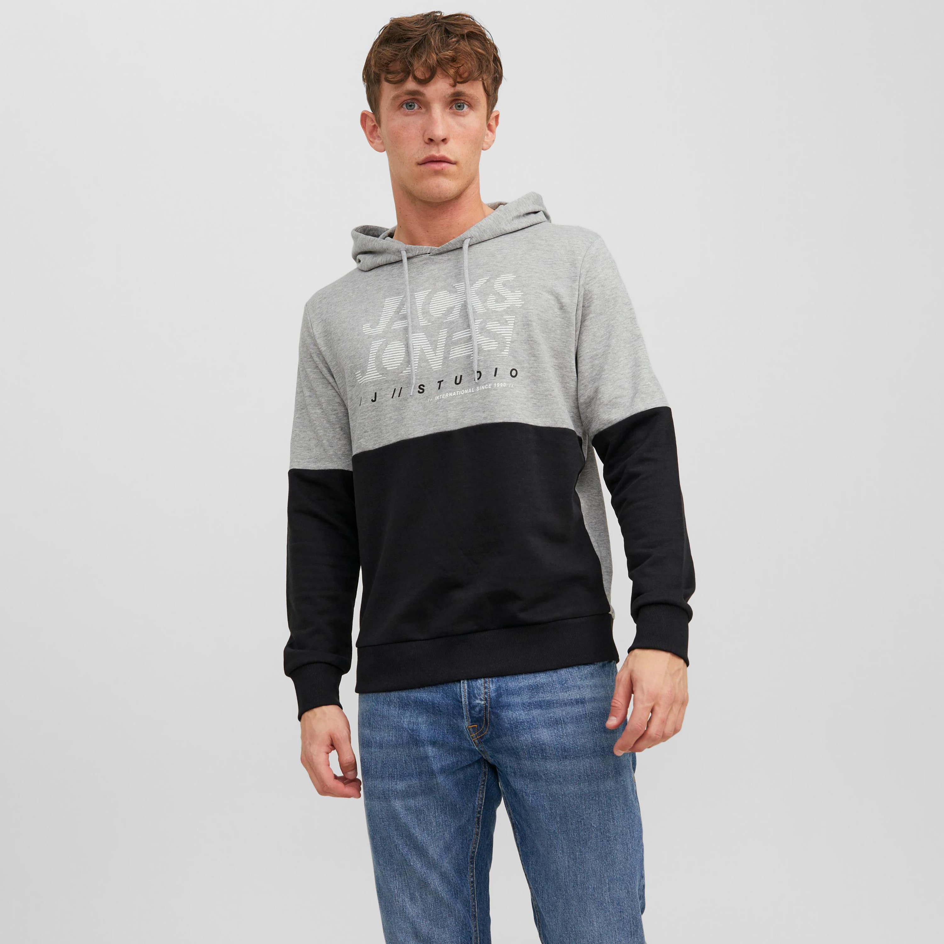 هودي من جاك آند جونز بأكمام طويلة ومزينة بطبعات-men-winterwear-hoodiesandsweatshirts-image-4
