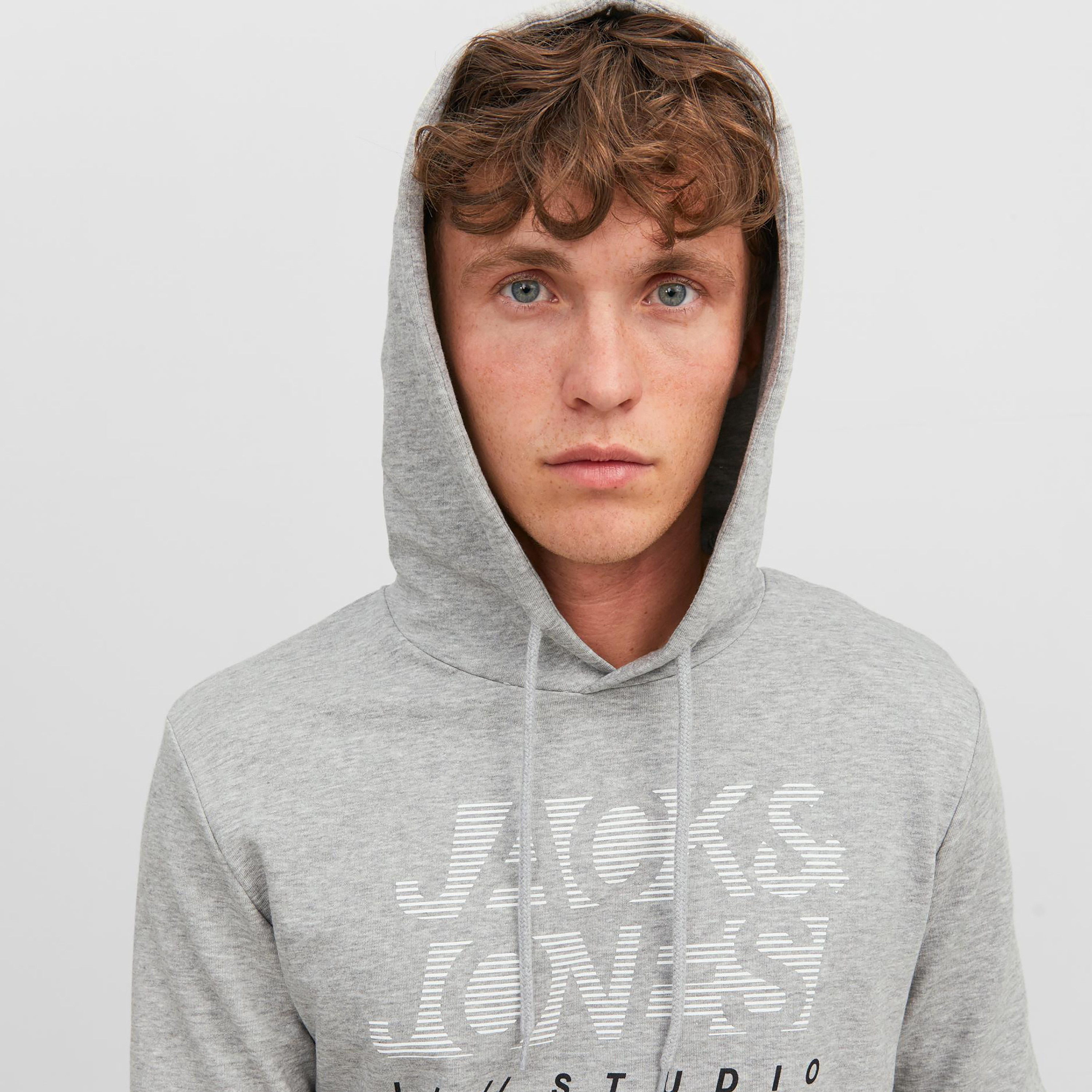 هودي من جاك آند جونز بأكمام طويلة ومزينة بطبعات-men-winterwear-hoodiesandsweatshirts-image-8