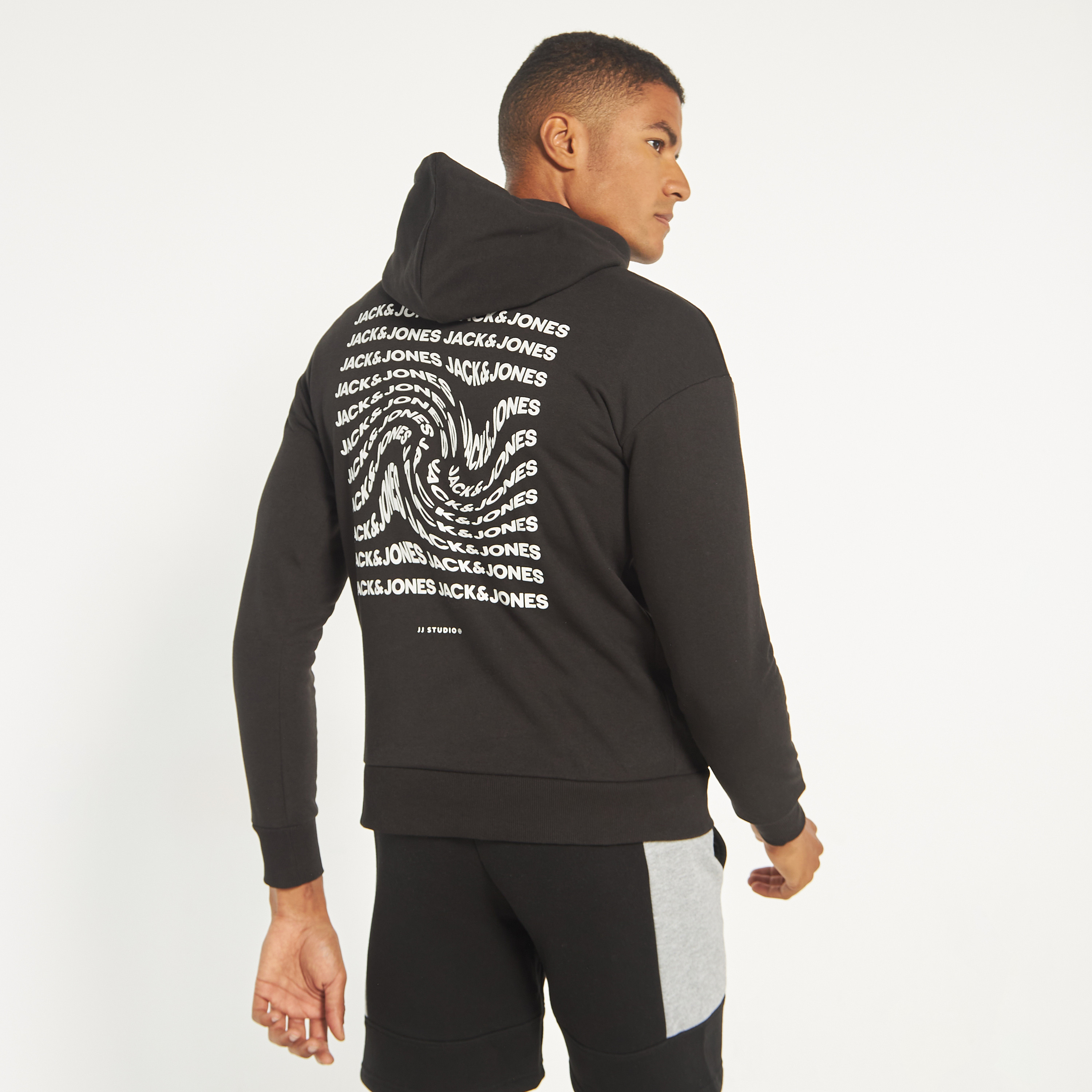 هودي من جاك آند جونز مطبوع بأكمام طويلة مع جيب كانغارو-men-winterwear-hoodiesandsweatshirts-image-3