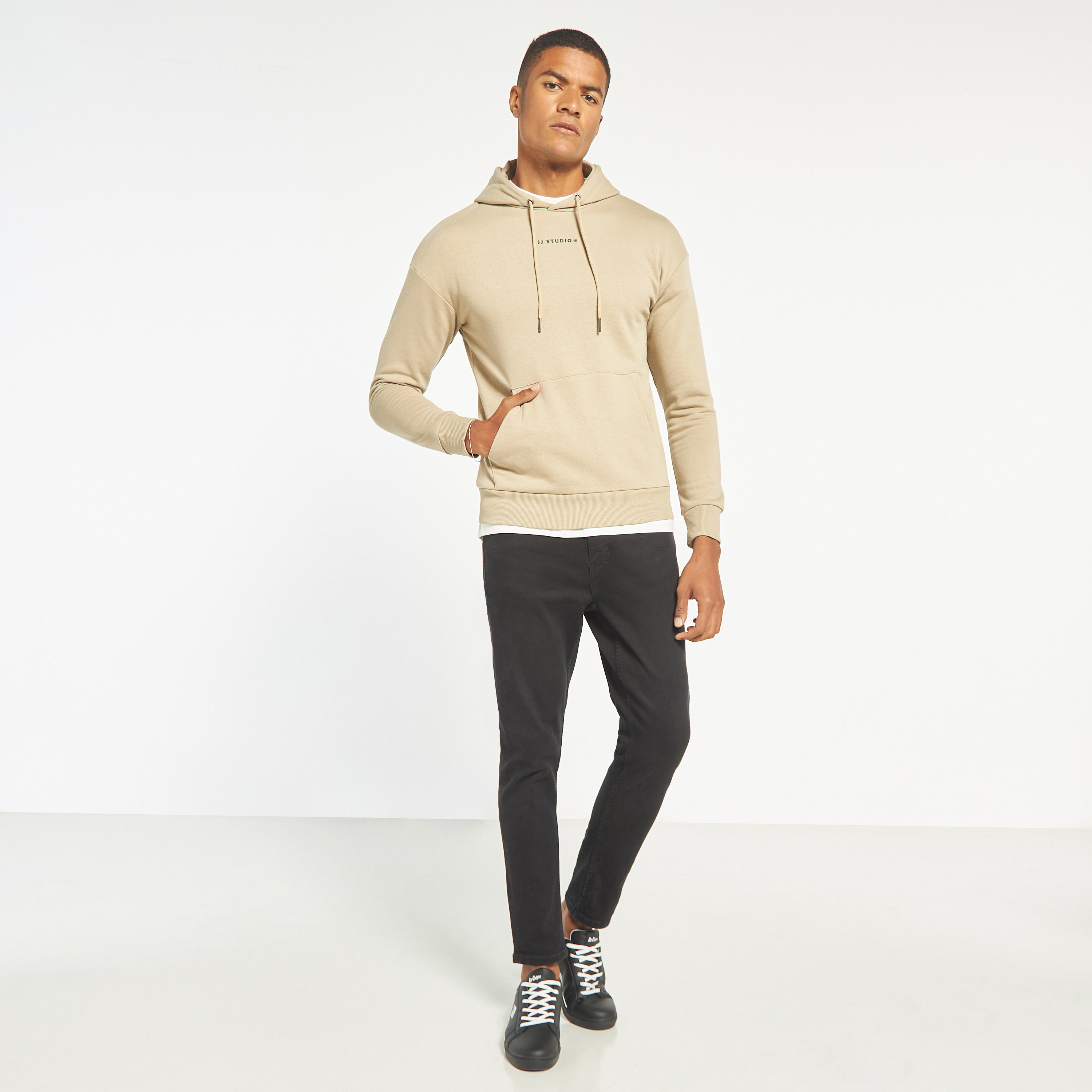 هودي من جاك آند جونز مطبوع بأكمام طويلة مع جيب كانغارو-men-winterwear-hoodiesandsweatshirts-image-6