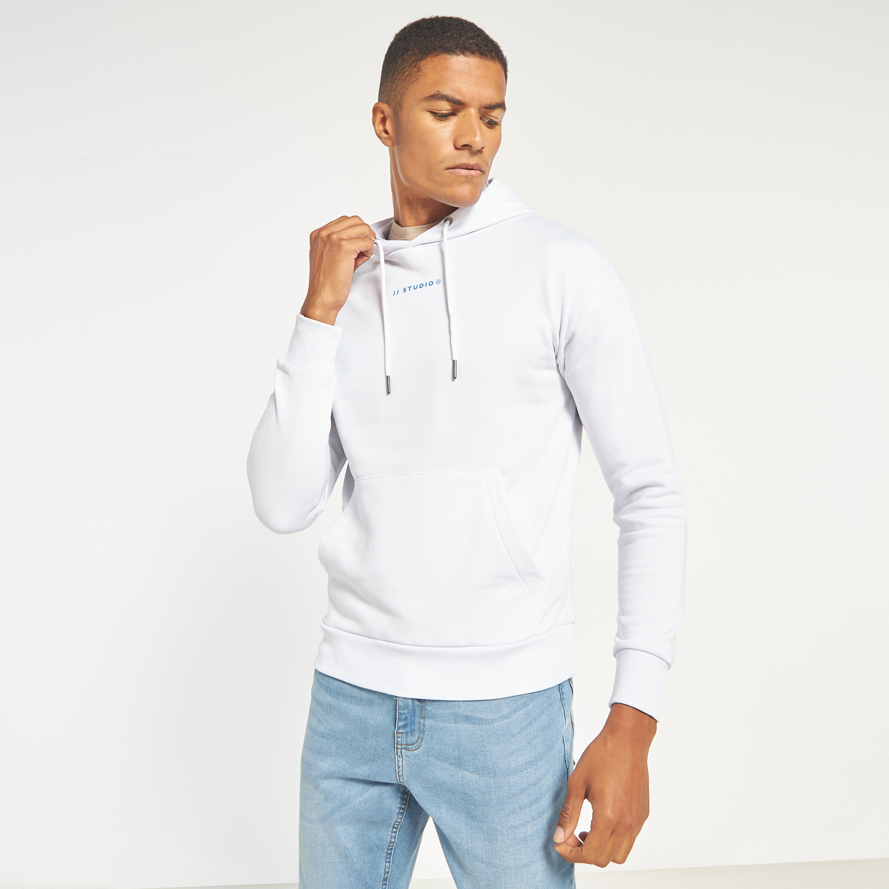 هودي من جاك آند جونز مطبوع بأكمام طويلة مع جيب كانغارو-men-winterwear-hoodiesandsweatshirts-image-10