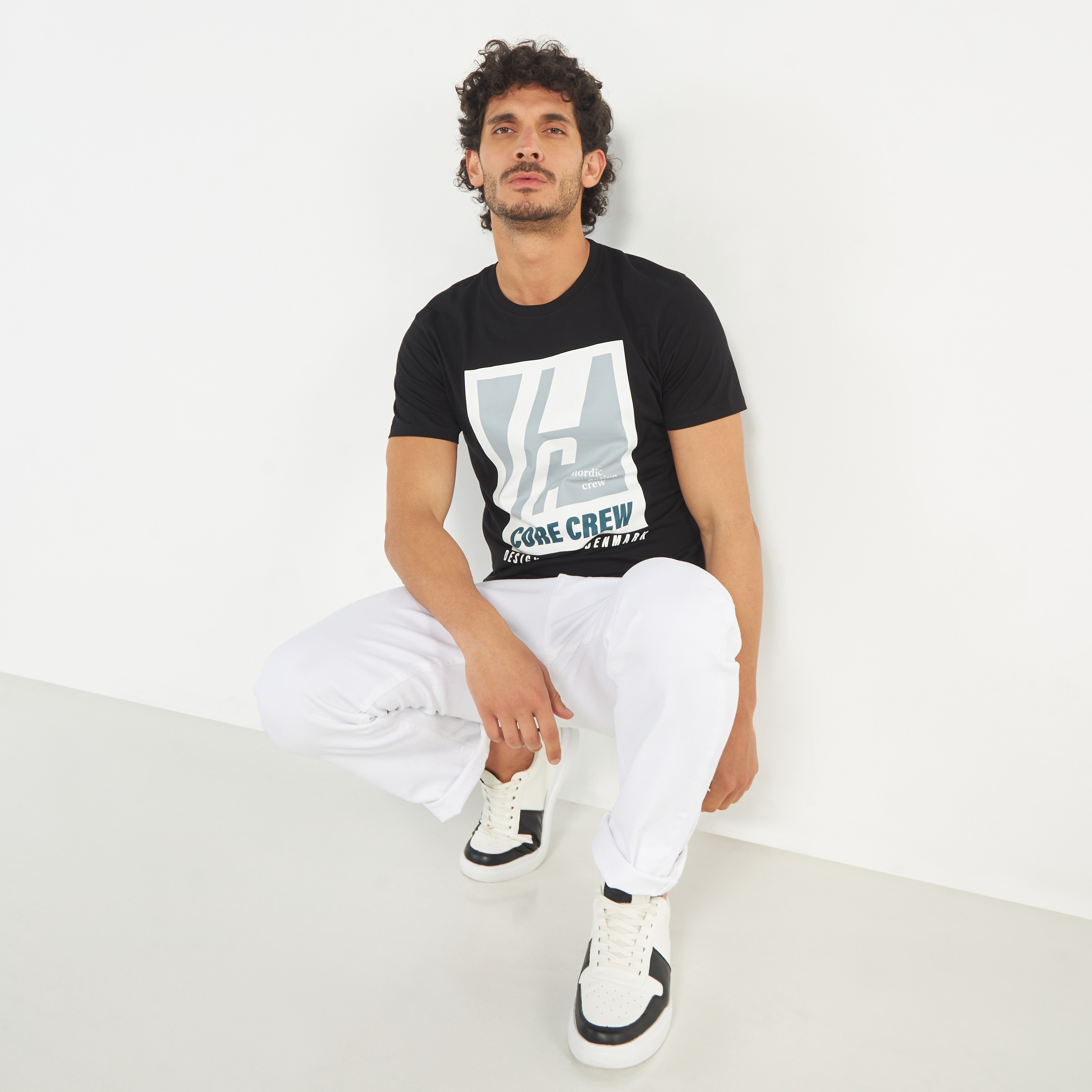 تي شيرت من جاك آند جونز مطبوع بأكمام قصيرة و ياقة مستديرة-men-clothing-tshirtsandpolos-tshirts-image-2