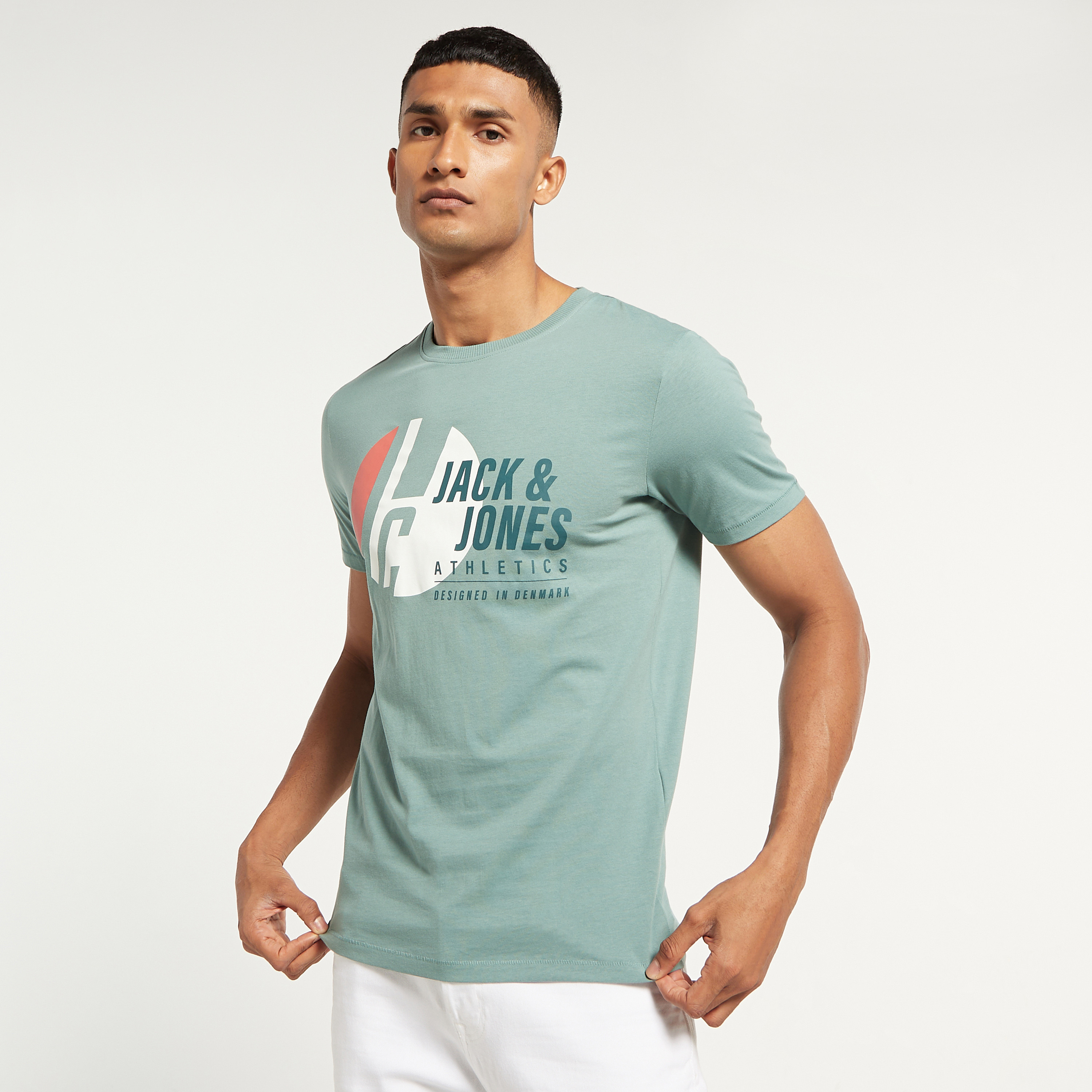 تي شيرت من جاك آند جونز مطبوع بأكمام قصيرة و ياقة مستديرة-men-clothing-tshirtsandpolos-tshirts-image-5