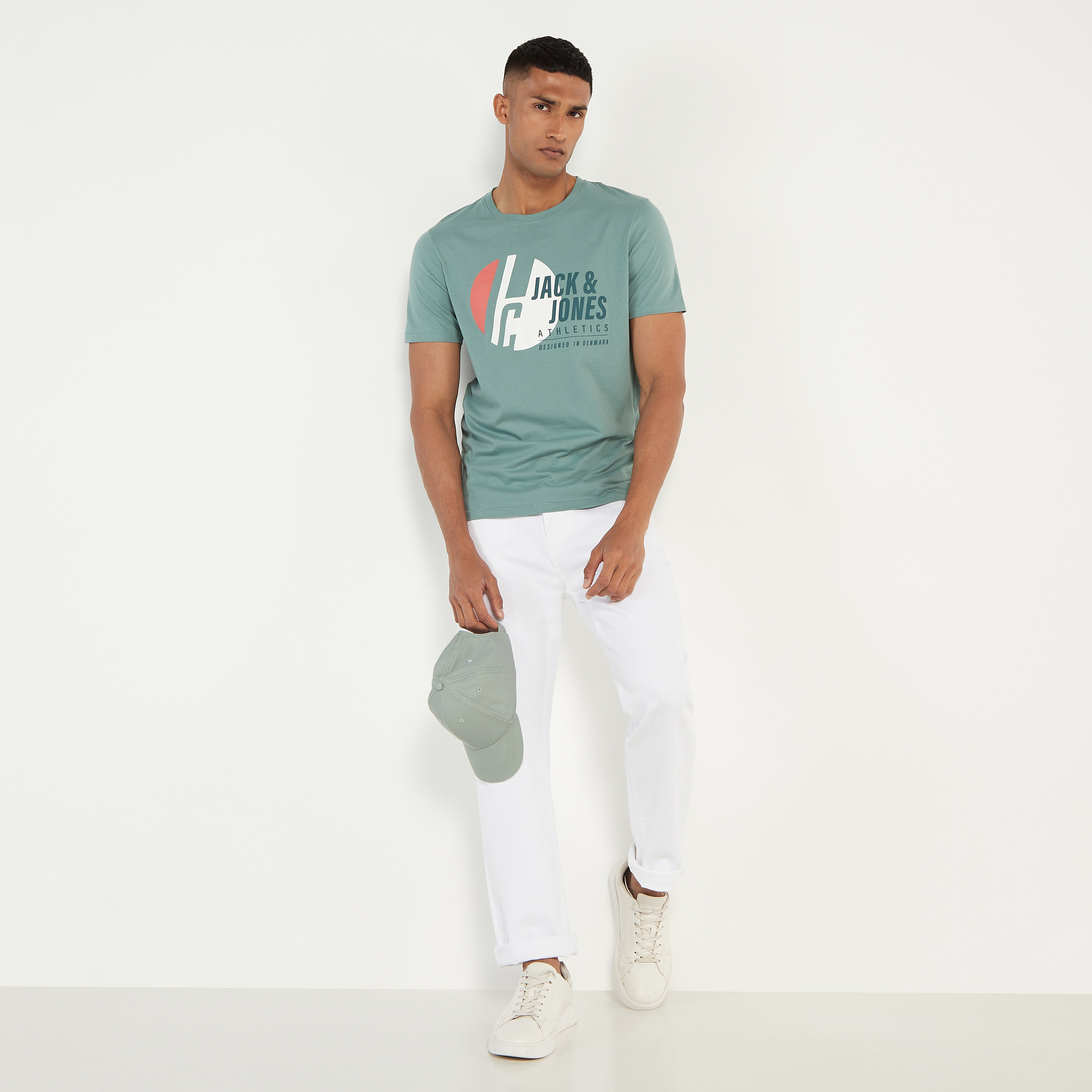 تي شيرت من جاك آند جونز مطبوع بأكمام قصيرة و ياقة مستديرة-men-clothing-tshirtsandpolos-tshirts-image-6