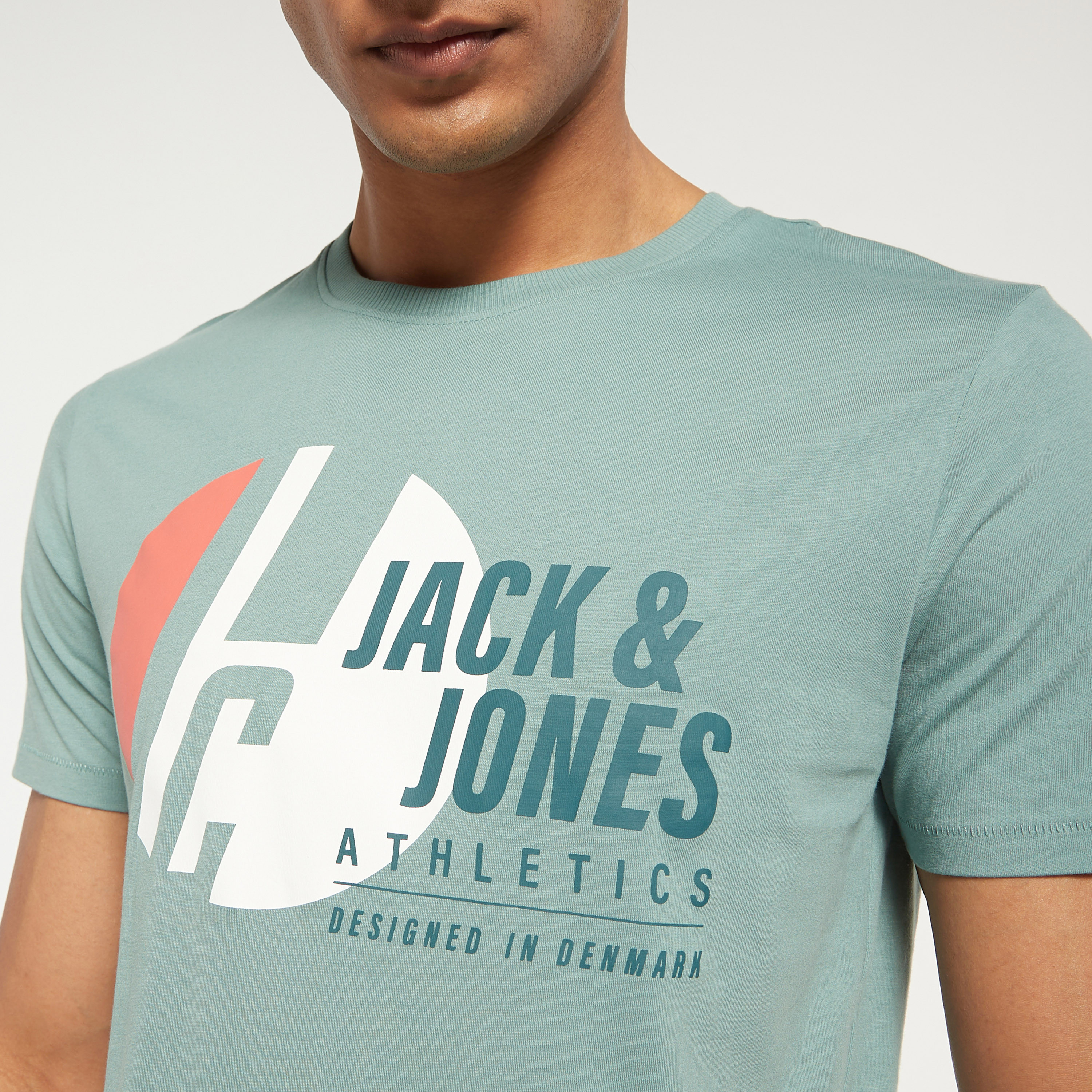 تي شيرت من جاك آند جونز مطبوع بأكمام قصيرة و ياقة مستديرة-men-clothing-tshirtsandpolos-tshirts-image-8