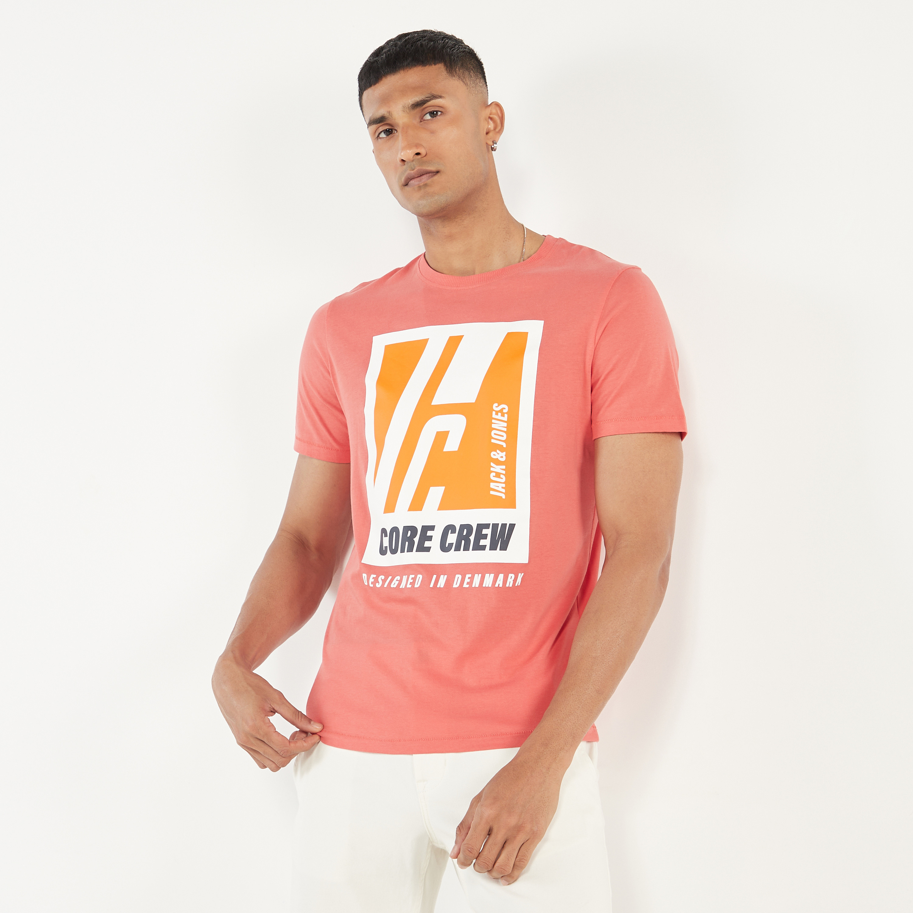 تي شيرت من جاك آند جونز مطبوع بأكمام قصيرة و ياقة مستديرة-men-clothing-tshirtsandpolos-tshirts-image-9