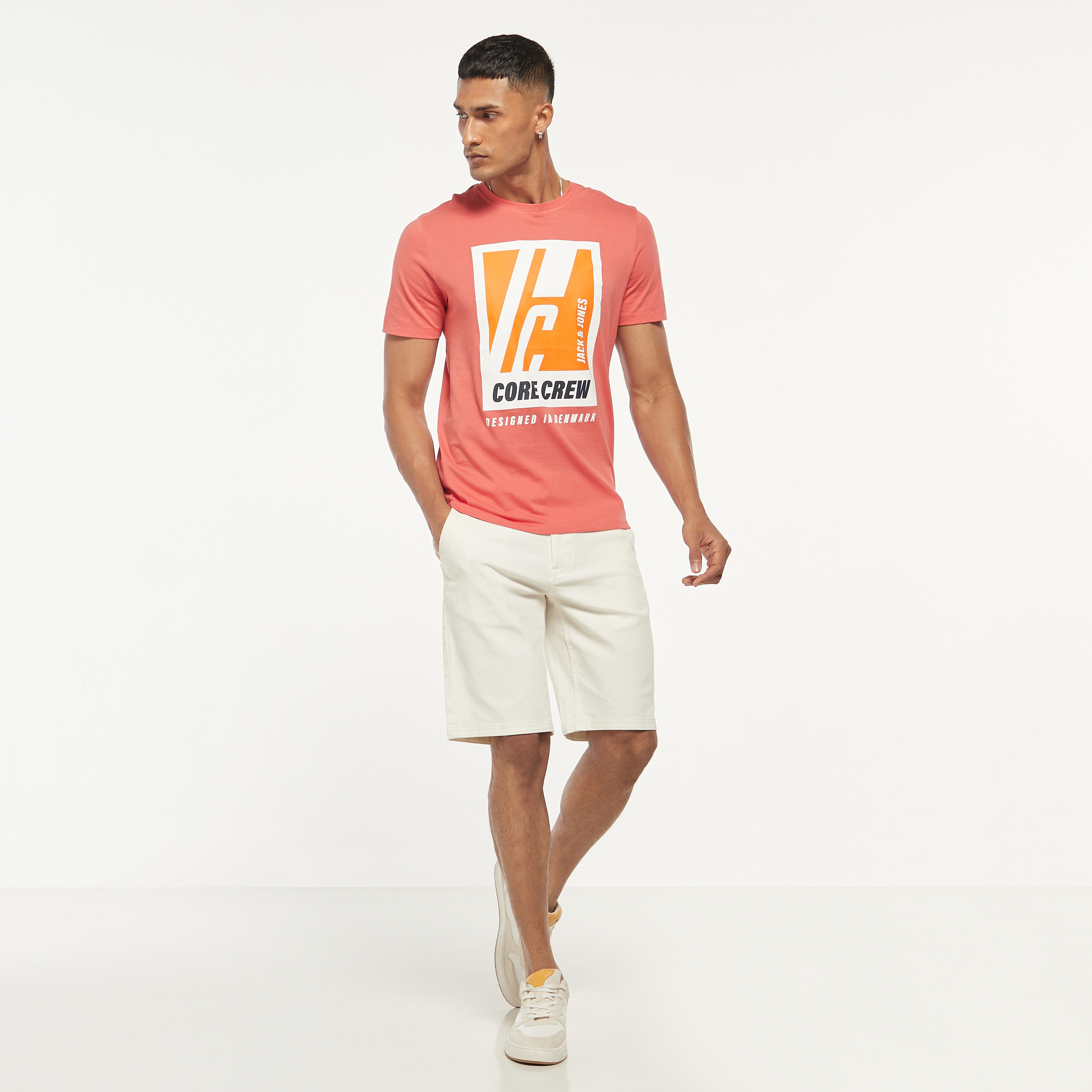تي شيرت من جاك آند جونز مطبوع بأكمام قصيرة و ياقة مستديرة-men-clothing-tshirtsandpolos-tshirts-image-10