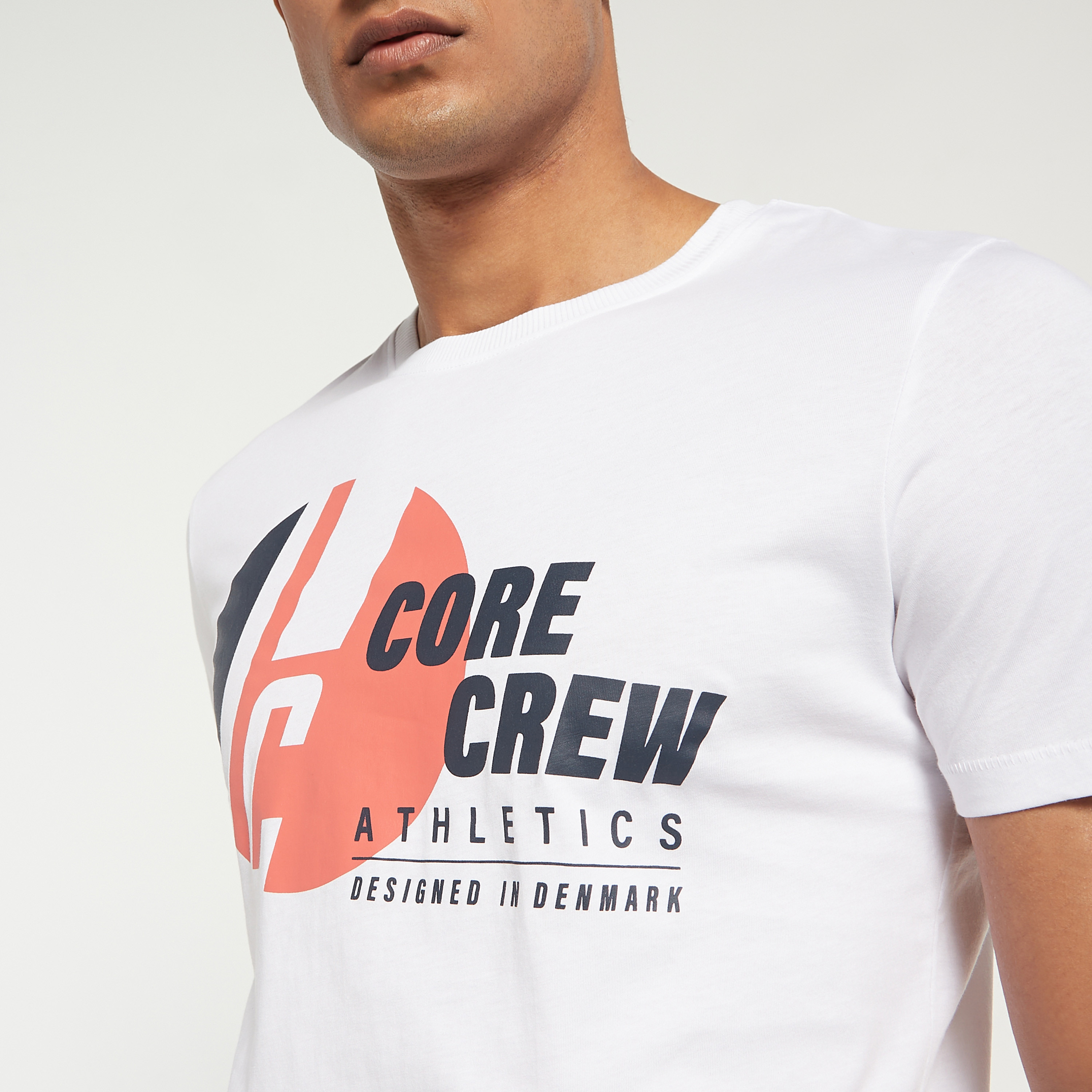 تي شيرت من جاك آند جونز مطبوع بأكمام قصيرة و ياقة مستديرة-men-clothing-tshirtsandpolos-tshirts-image-16