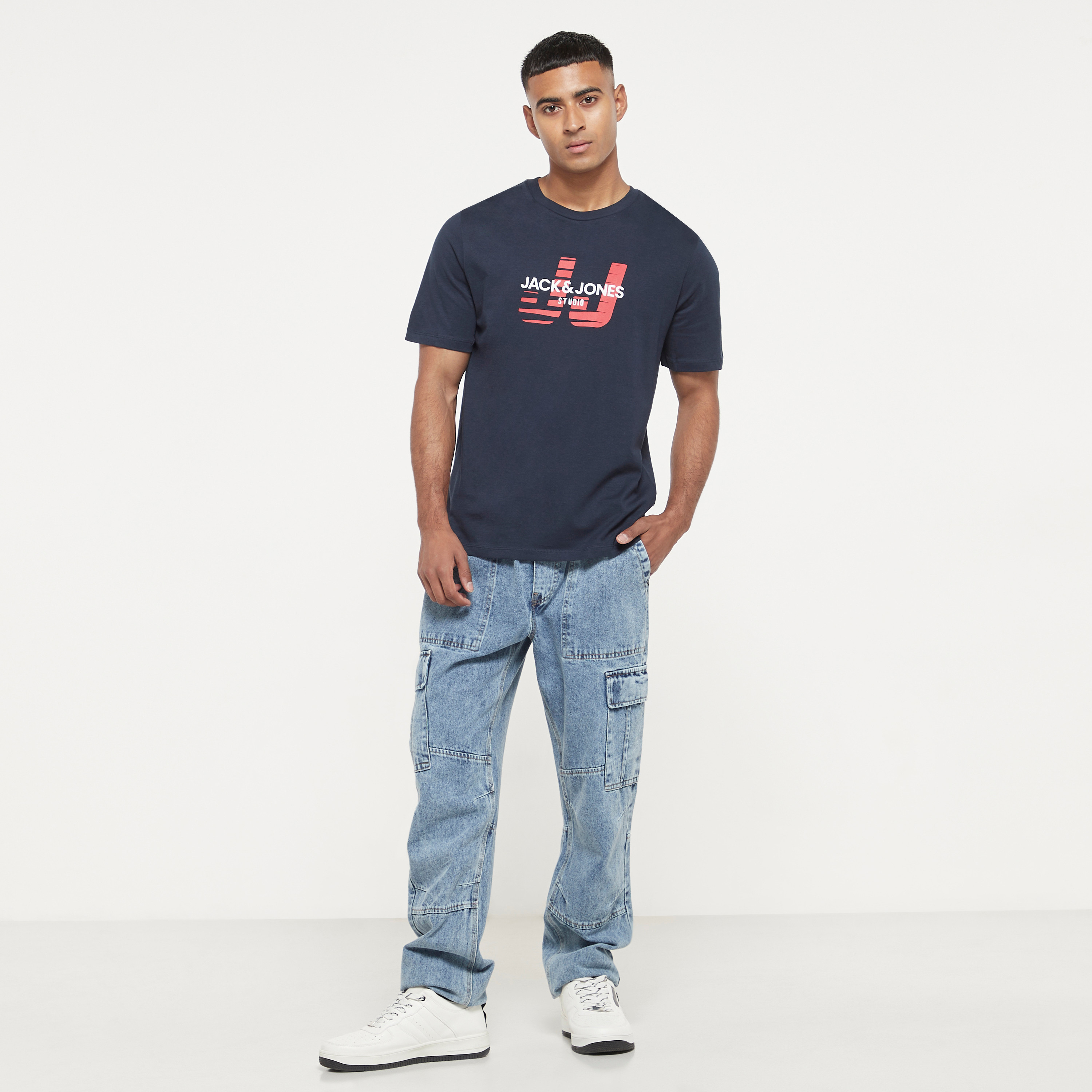  تي شيرت من جاك آند جونز مع شعار بأكمام قصيرة و ياقة مستديرة-men-clothing-tshirtsandpolos-tshirts-image-2