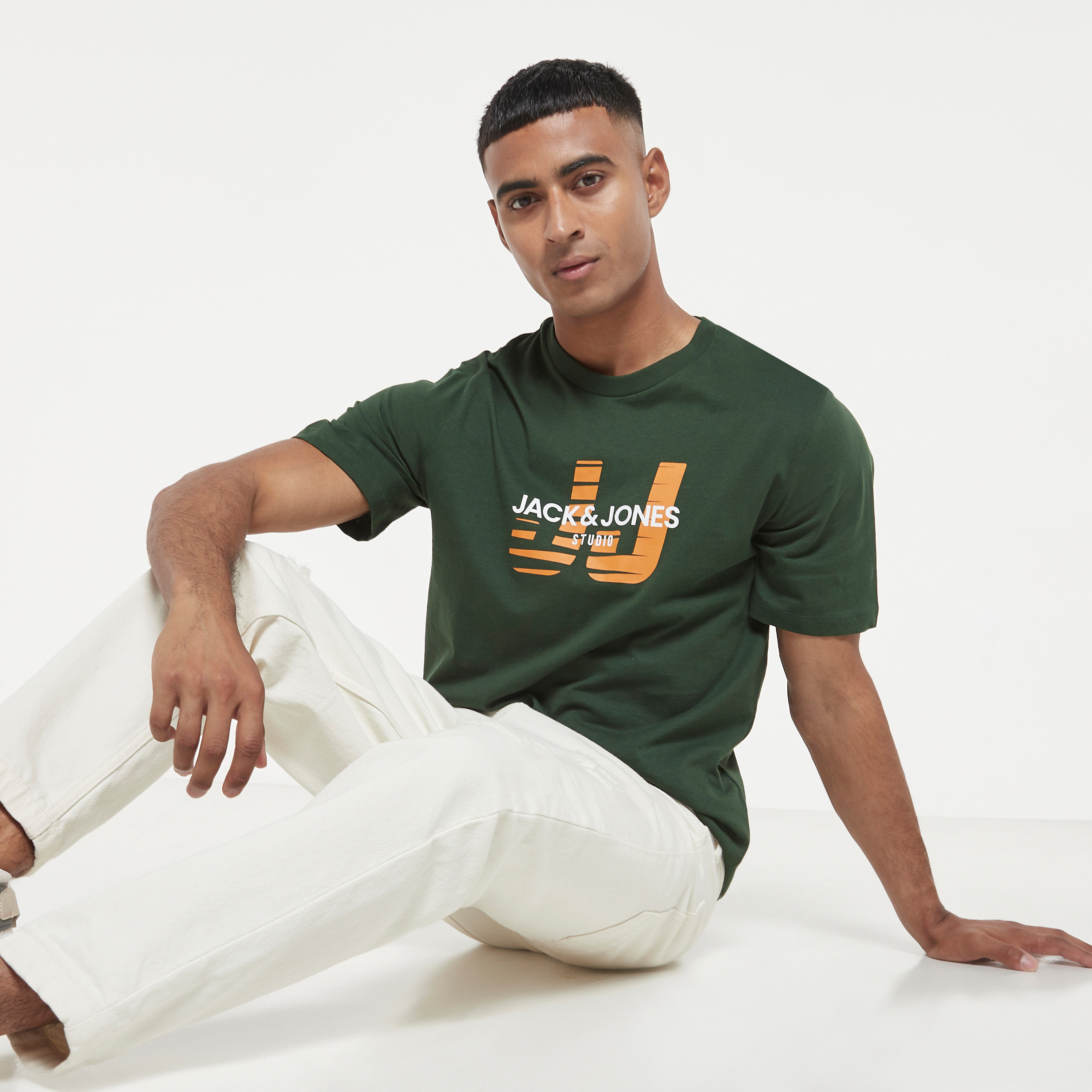  تي شيرت من جاك آند جونز مع شعار بأكمام قصيرة و ياقة مستديرة-men-clothing-tshirtsandpolos-tshirts-image-9