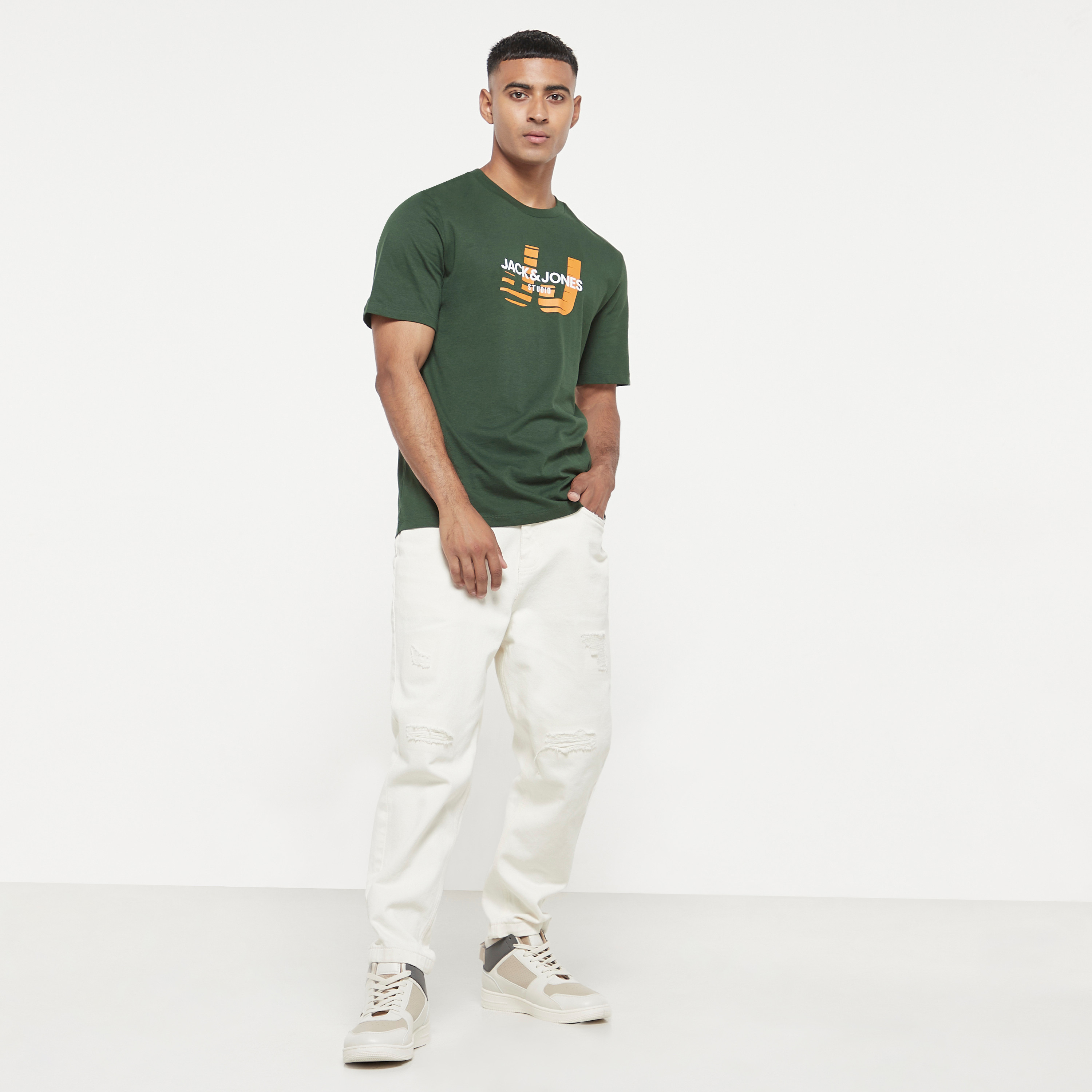  تي شيرت من جاك آند جونز مع شعار بأكمام قصيرة و ياقة مستديرة-men-clothing-tshirtsandpolos-tshirts-image-10