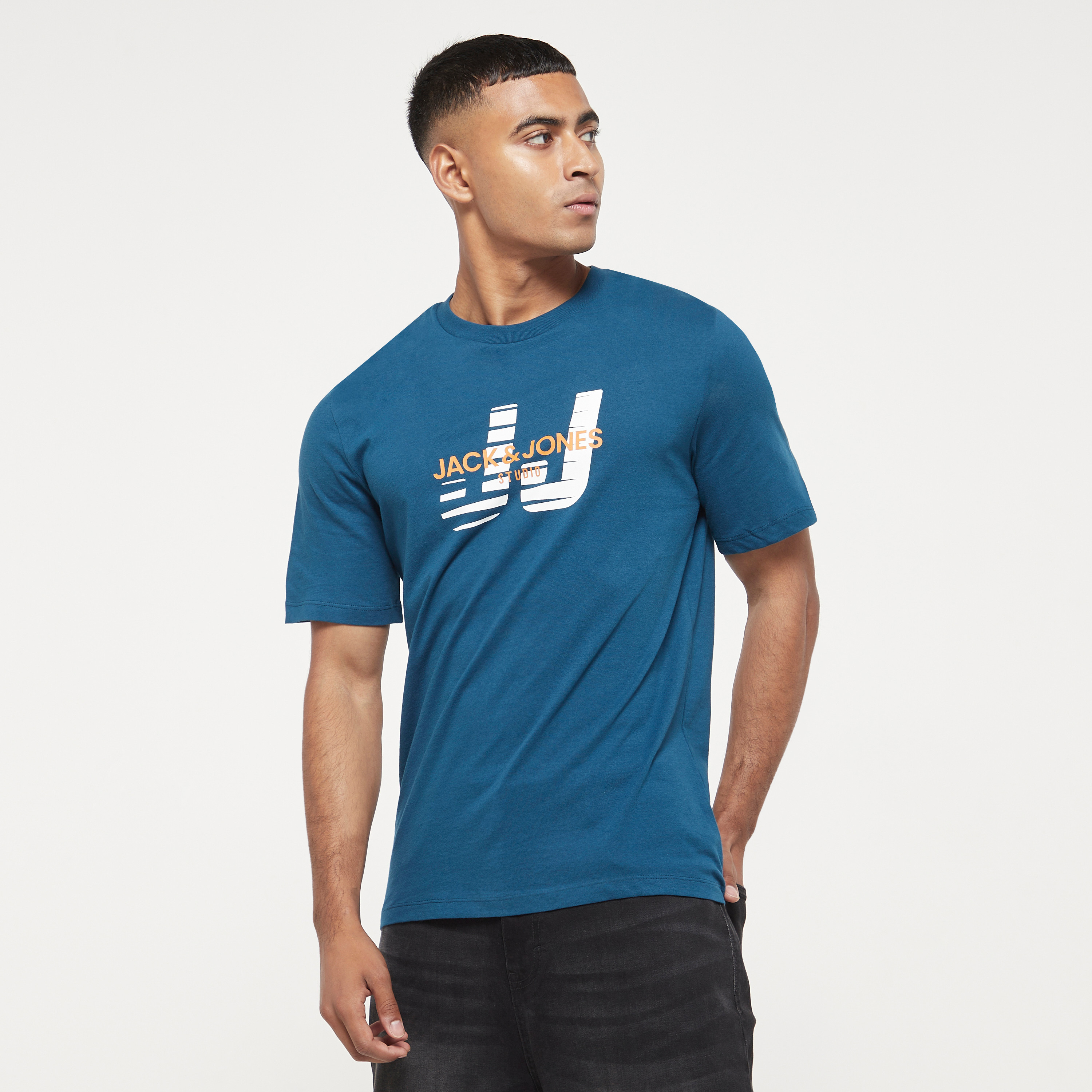  تي شيرت من جاك آند جونز مع شعار بأكمام قصيرة و ياقة مستديرة-men-clothing-tshirtsandpolos-tshirts-image-13