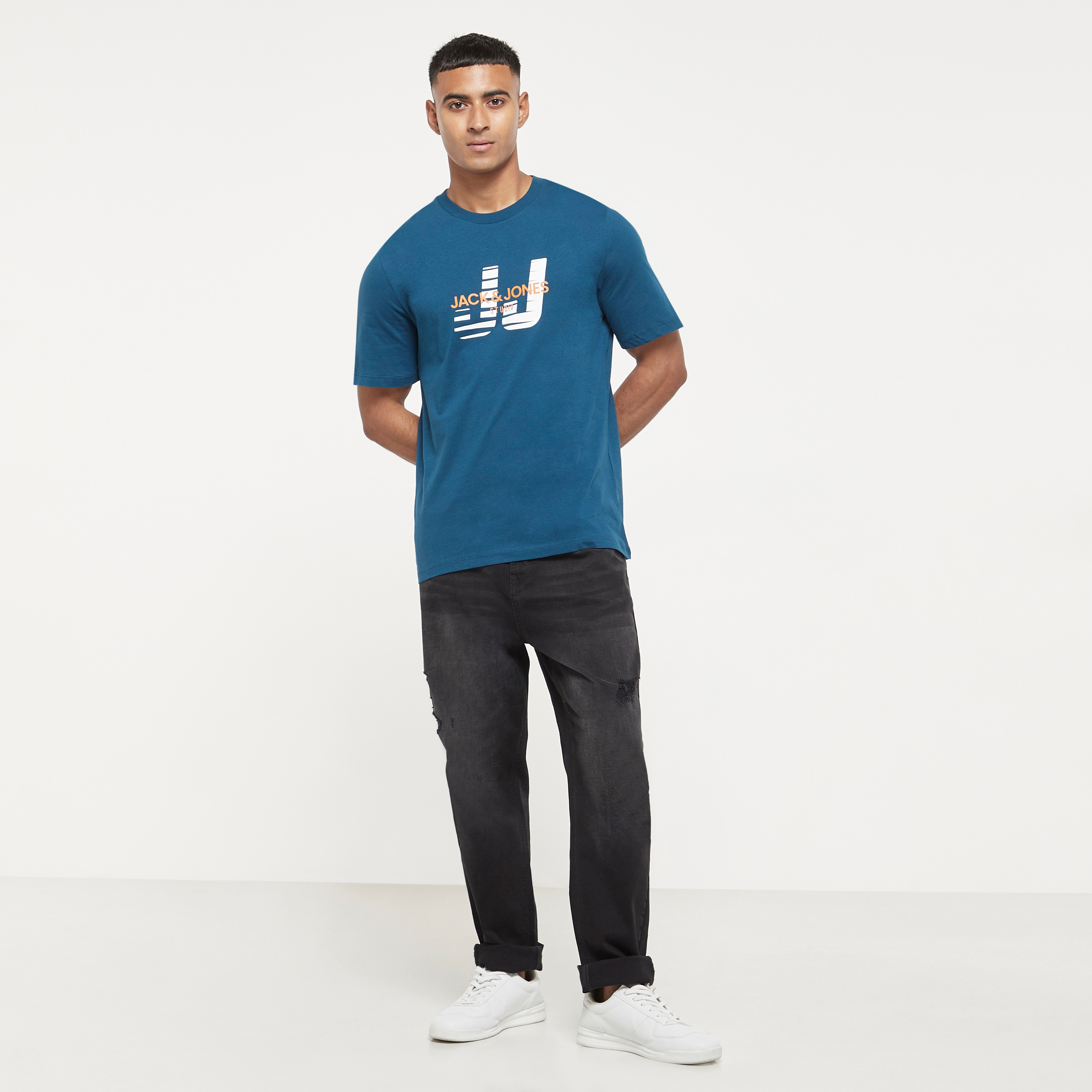  تي شيرت من جاك آند جونز مع شعار بأكمام قصيرة و ياقة مستديرة-men-clothing-tshirtsandpolos-tshirts-image-14