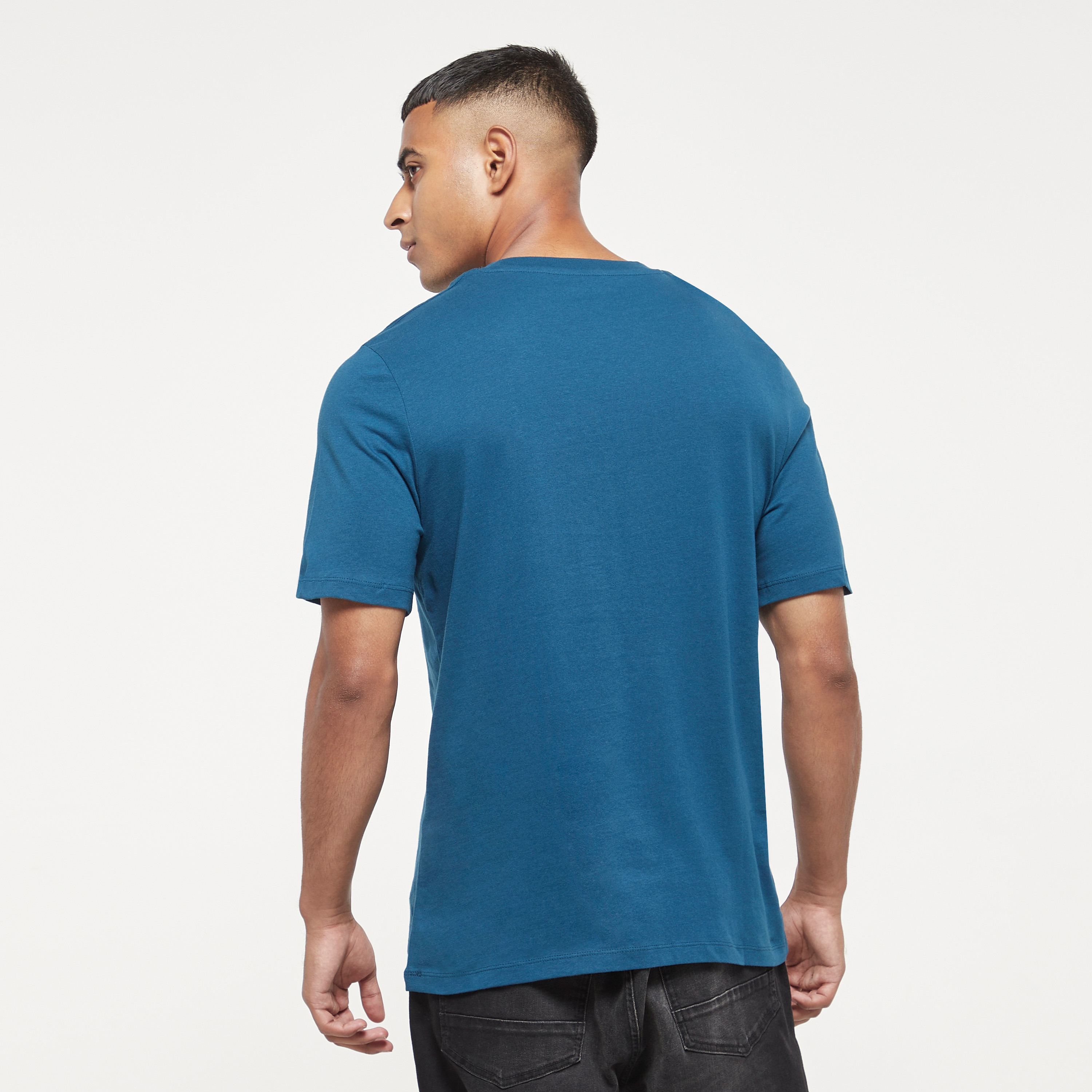  تي شيرت من جاك آند جونز مع شعار بأكمام قصيرة و ياقة مستديرة-men-clothing-tshirtsandpolos-tshirts-image-15