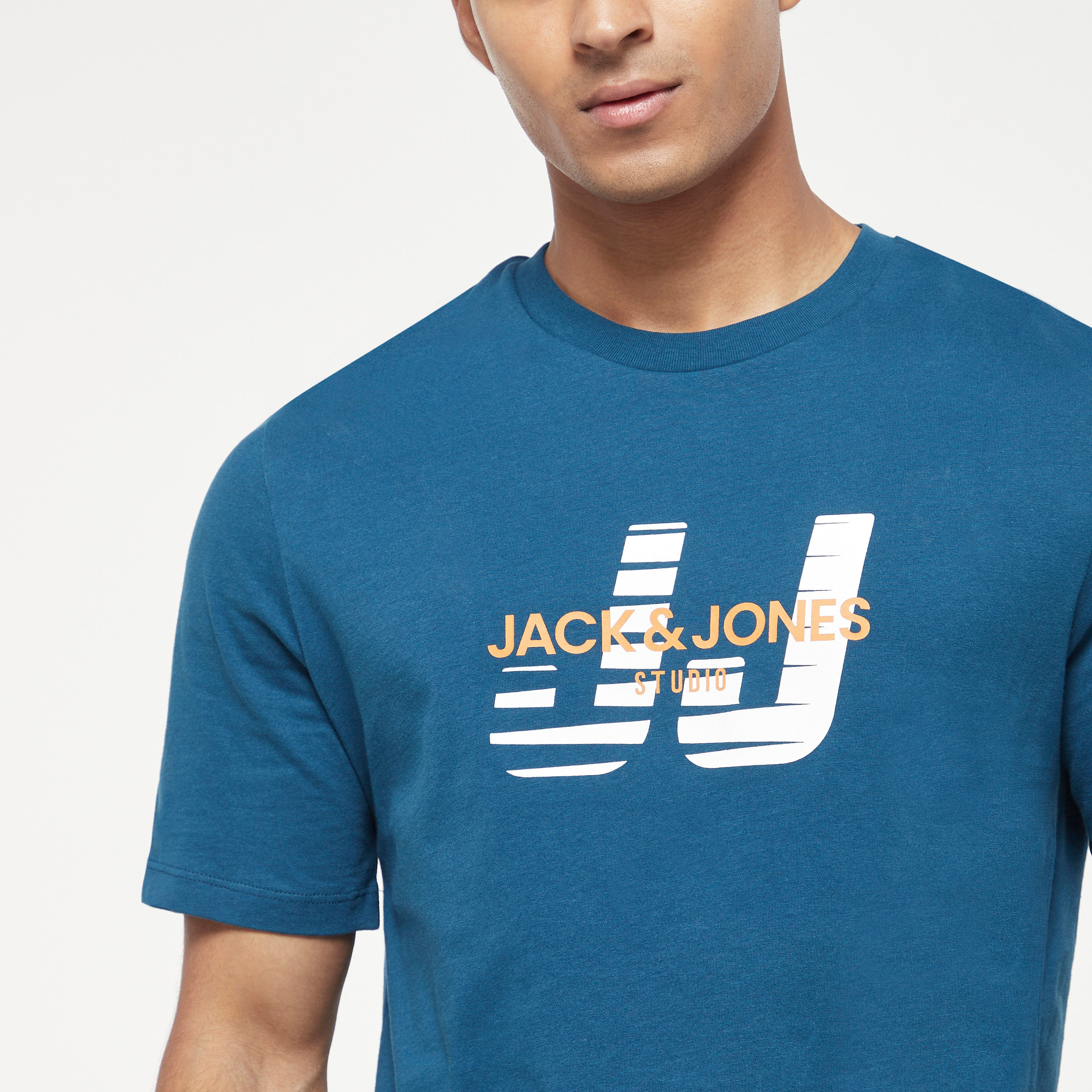  تي شيرت من جاك آند جونز مع شعار بأكمام قصيرة و ياقة مستديرة-men-clothing-tshirtsandpolos-tshirts-image-16