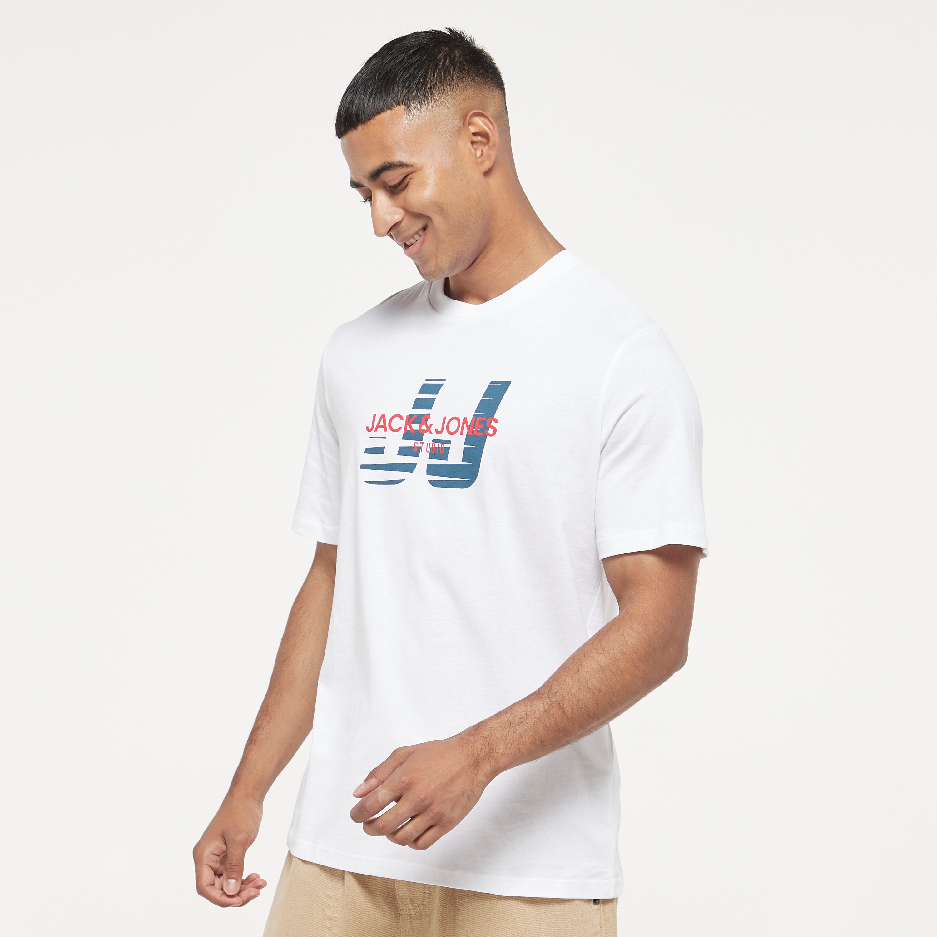  تي شيرت من جاك آند جونز مع شعار بأكمام قصيرة و ياقة مستديرة-men-clothing-tshirtsandpolos-tshirts-image-5