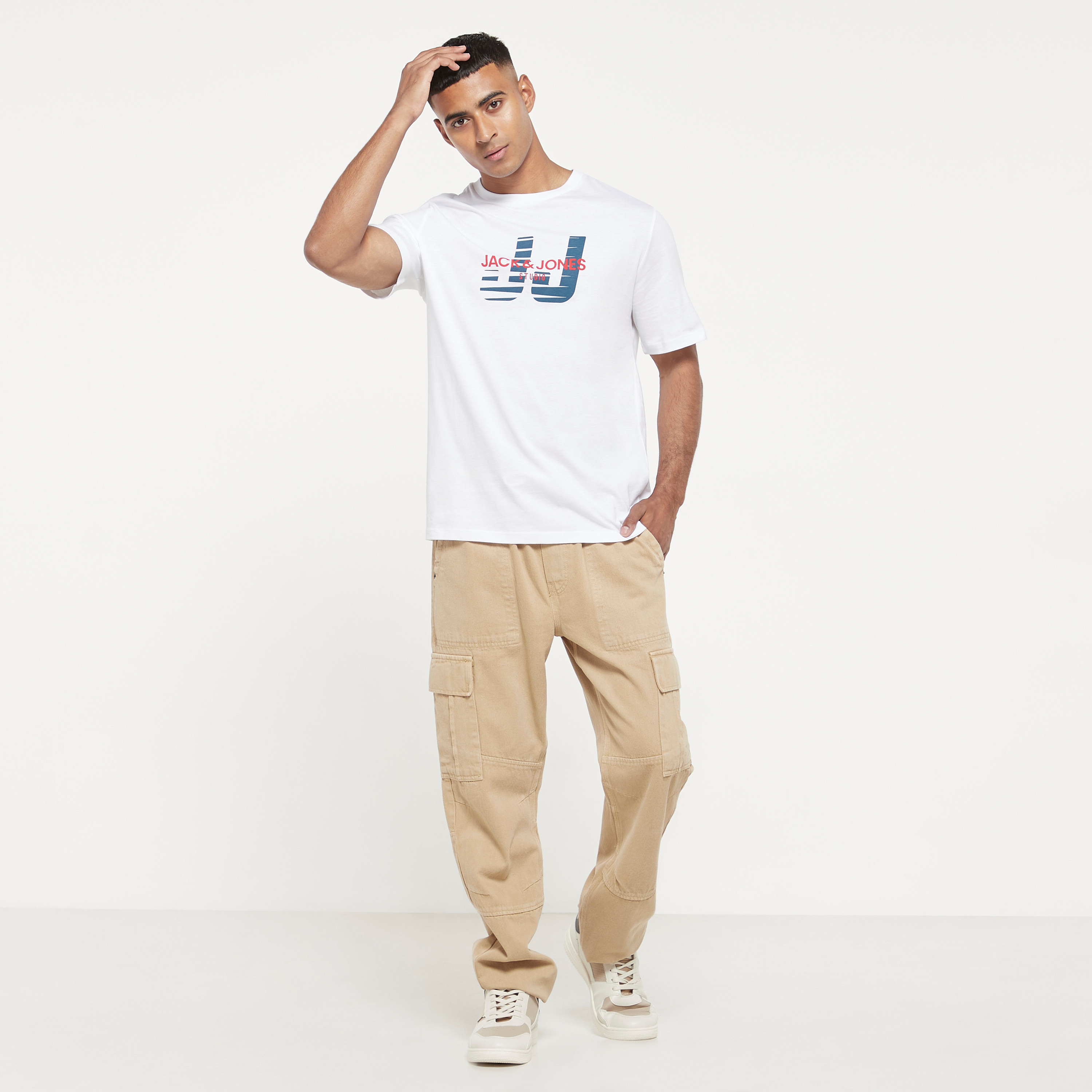  تي شيرت من جاك آند جونز مع شعار بأكمام قصيرة و ياقة مستديرة-men-clothing-tshirtsandpolos-tshirts-image-6
