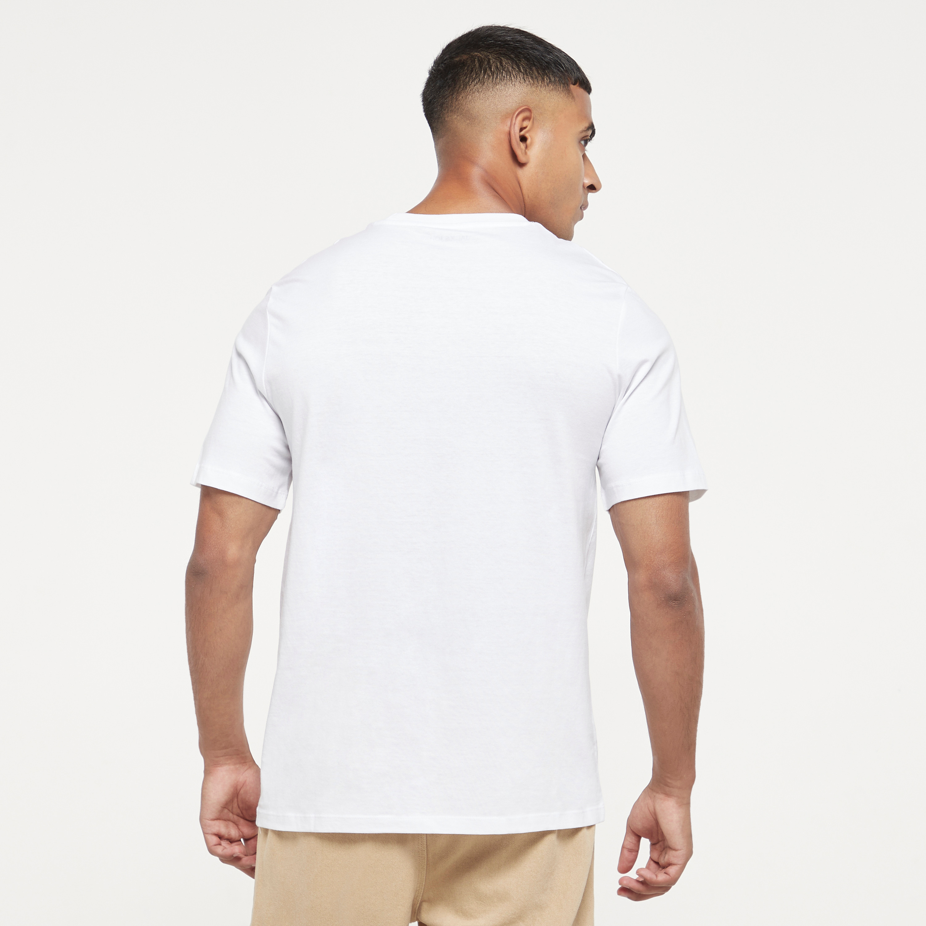  تي شيرت من جاك آند جونز مع شعار بأكمام قصيرة و ياقة مستديرة-men-clothing-tshirtsandpolos-tshirts-image-7