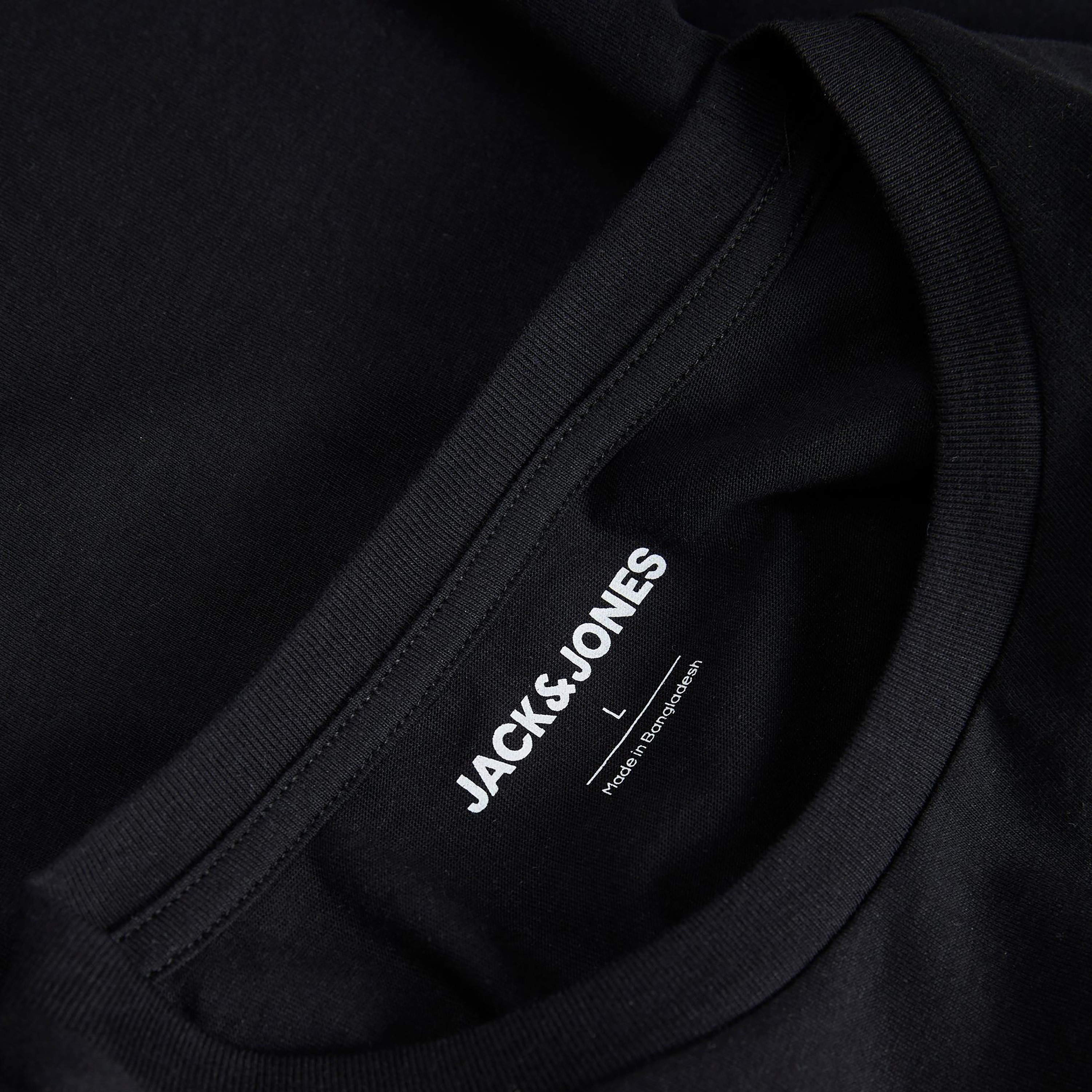 تي شيرت من جاك آند جونز مع شعار بأكمام قصيرة و ياقة مستديرة-men-clothing-tshirtsandpolos-tshirts-image-2