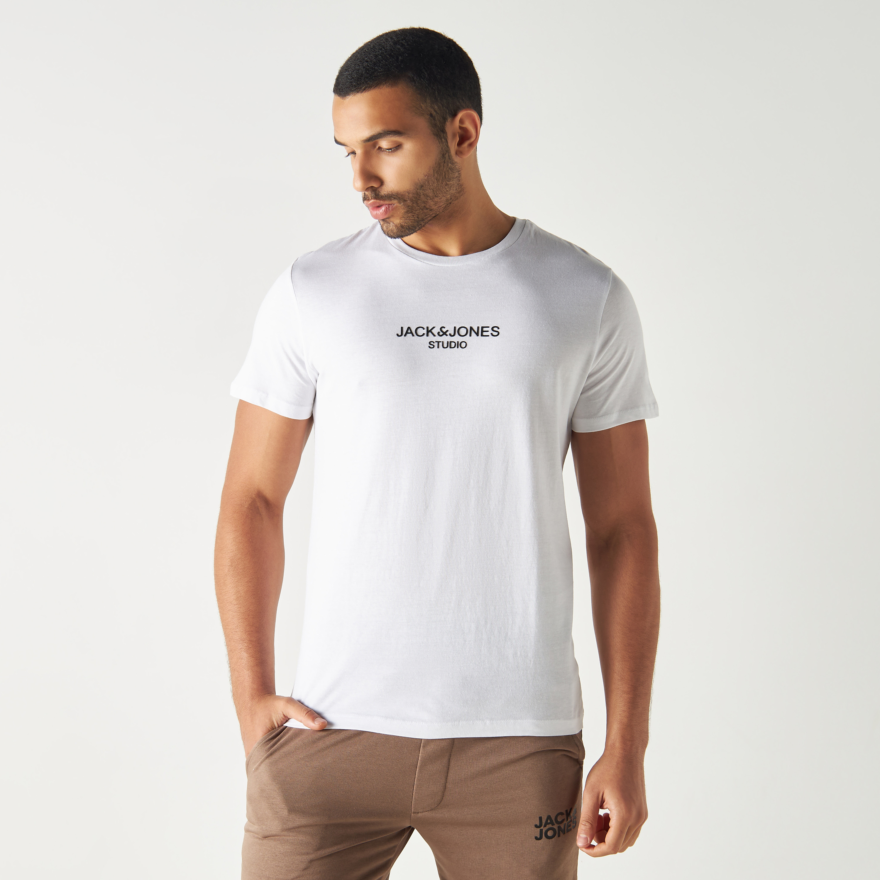 تي شيرت من جاك آند جونز مع شعار بأكمام قصيرة و ياقة مستديرة-men-clothing-tshirtsandpolos-tshirts-image-7