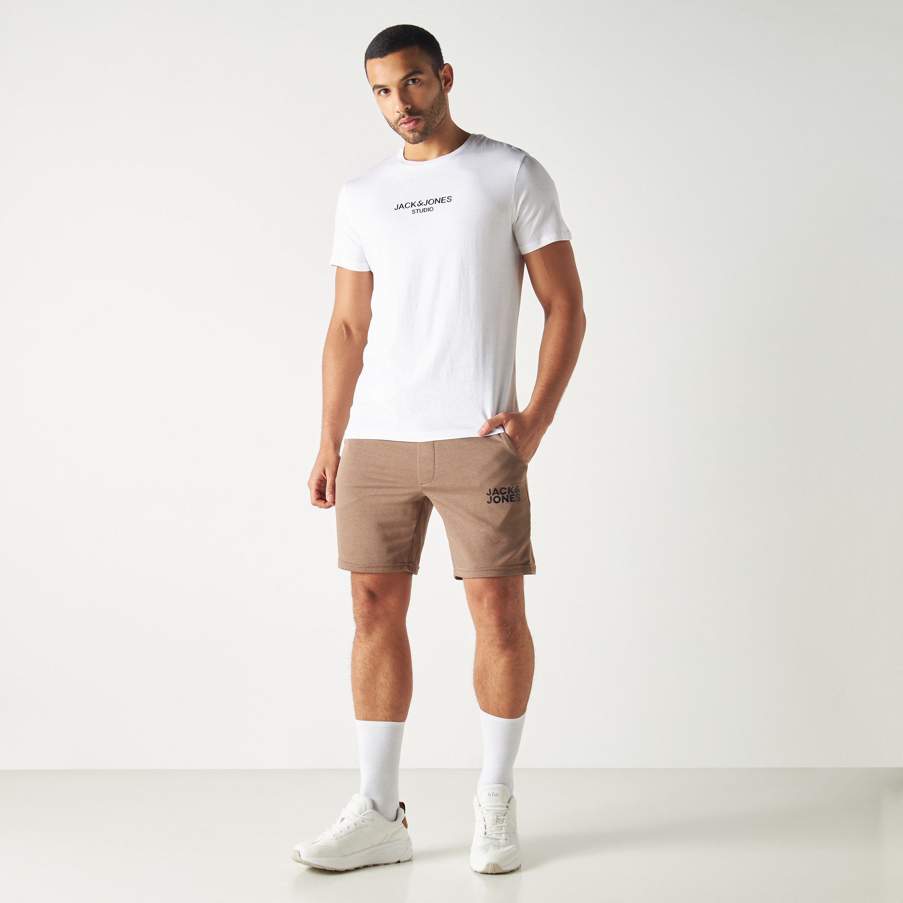 تي شيرت من جاك آند جونز مع شعار بأكمام قصيرة و ياقة مستديرة-men-clothing-tshirtsandpolos-tshirts-image-8
