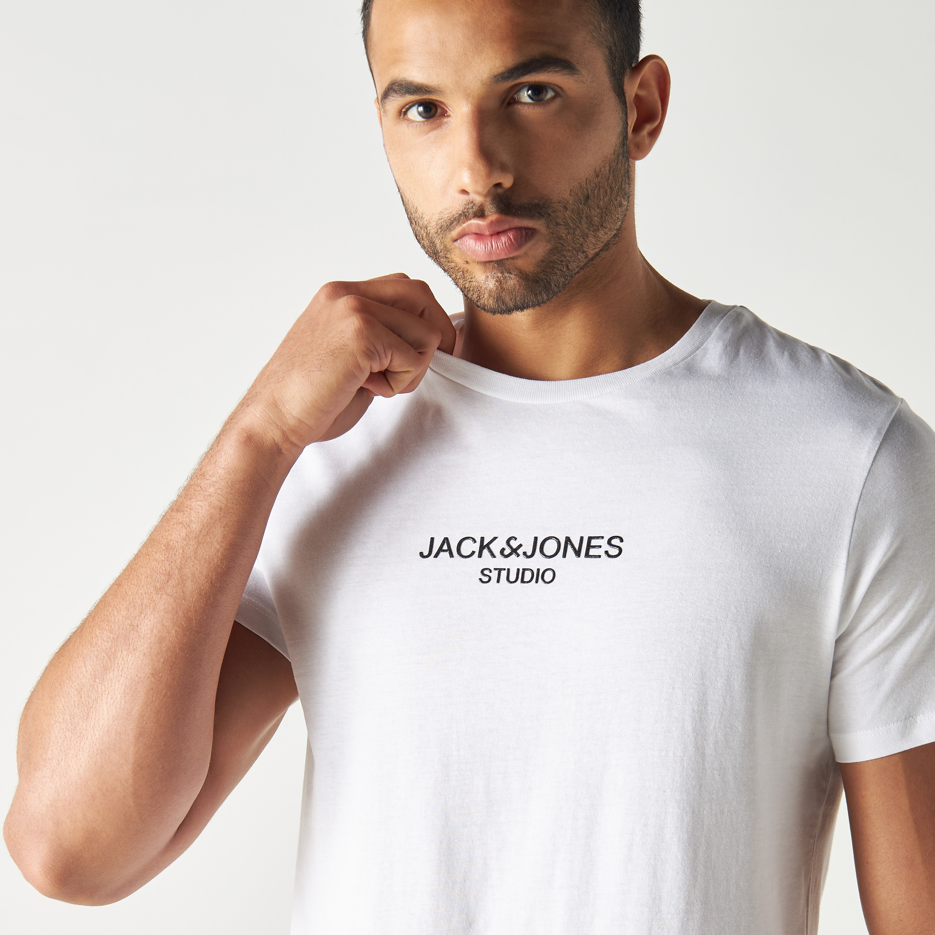 تي شيرت من جاك آند جونز مع شعار بأكمام قصيرة و ياقة مستديرة-men-clothing-tshirtsandpolos-tshirts-image-10