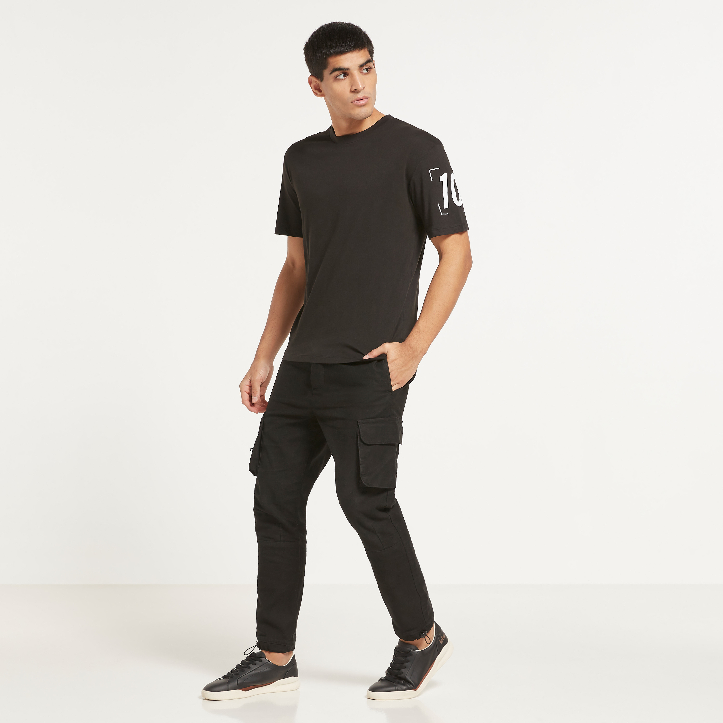 تي شيرت من جاك آند جونز مطبوع بأكمام قصيرة و ياقة مستديرة-men-clothing-tshirtsandpolos-tshirts-image-2