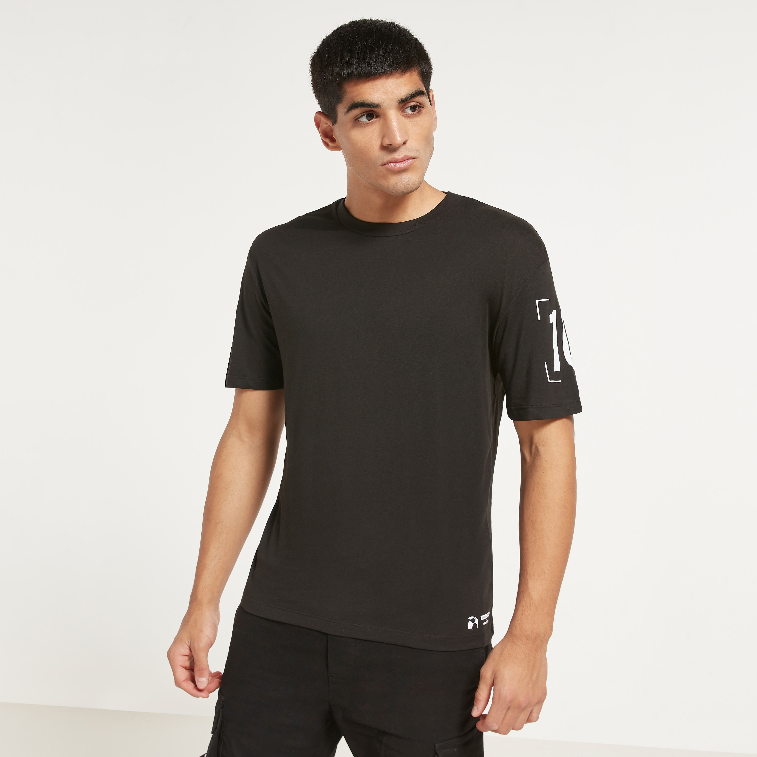تي شيرت من جاك آند جونز مطبوع بأكمام قصيرة و ياقة مستديرة-men-clothing-tshirtsandpolos-tshirts-image-3