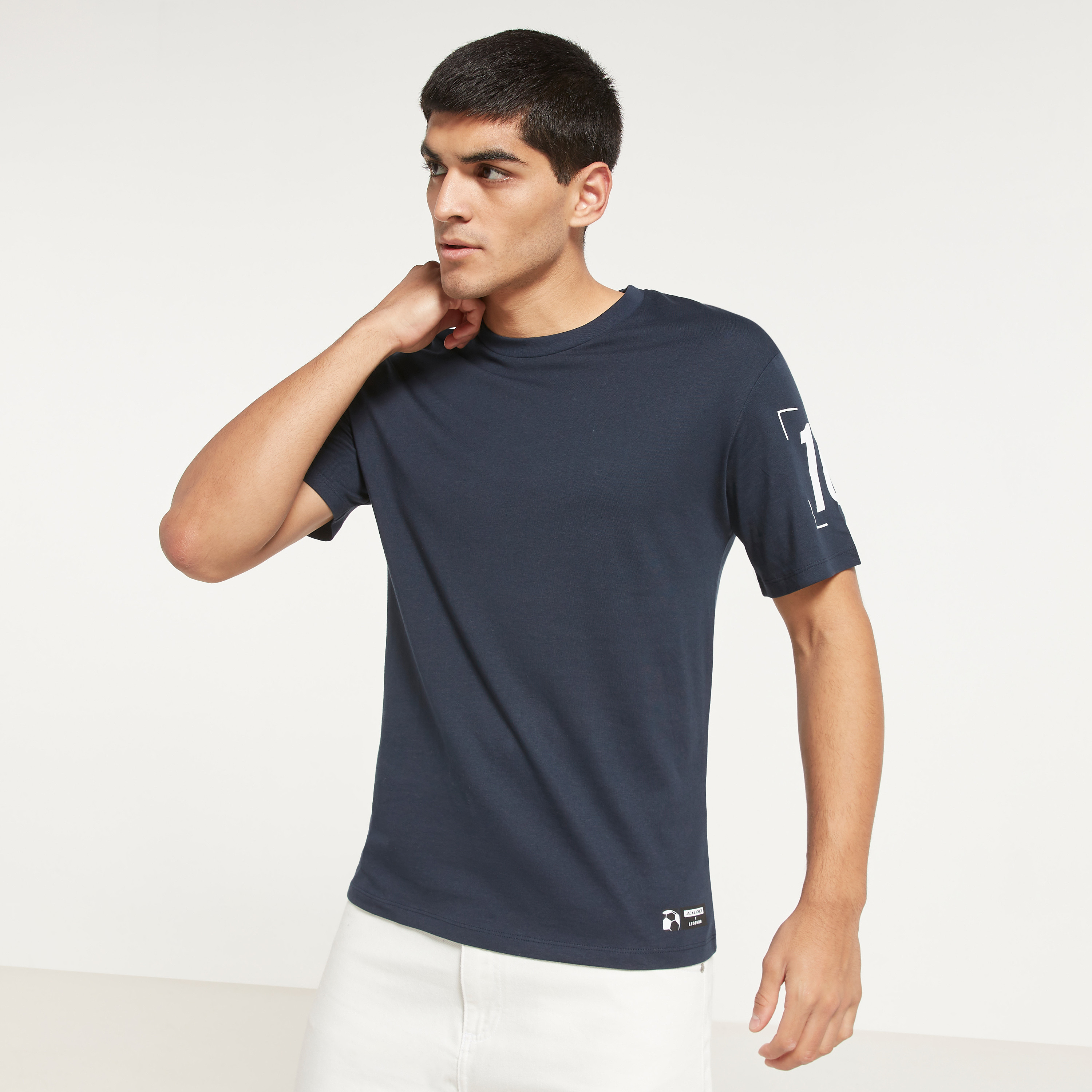 تي شيرت من جاك آند جونز مطبوع بأكمام قصيرة و ياقة مستديرة-men-clothing-tshirtsandpolos-tshirts-image-7